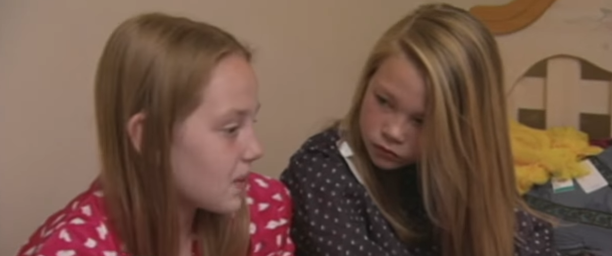 Kaylee Lindstrom et la fille qu'elle intimidait, 2013 | Source : Youtube.com/ABCNews