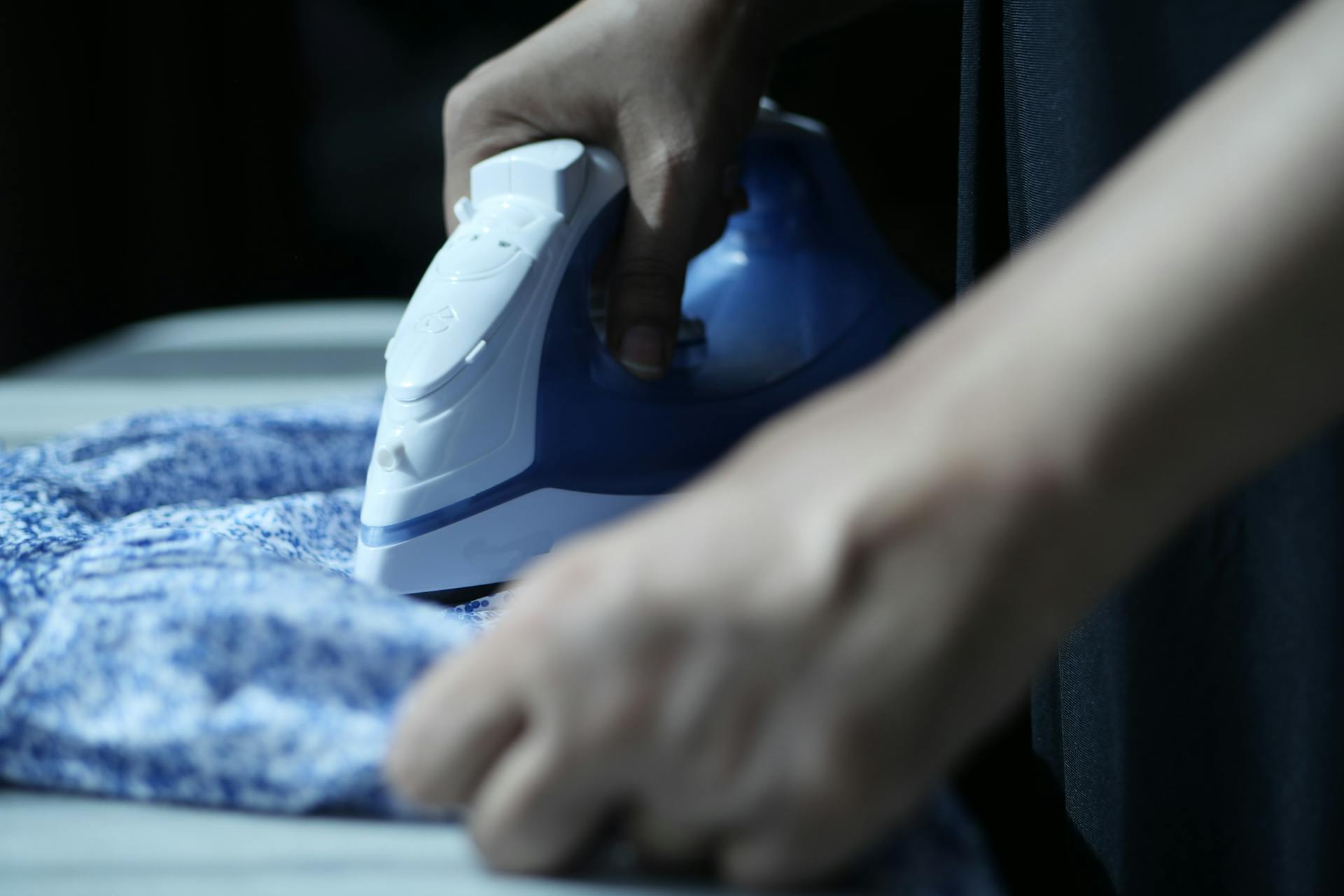 Une personne repassant un morceau de tissu | Source : Pexels