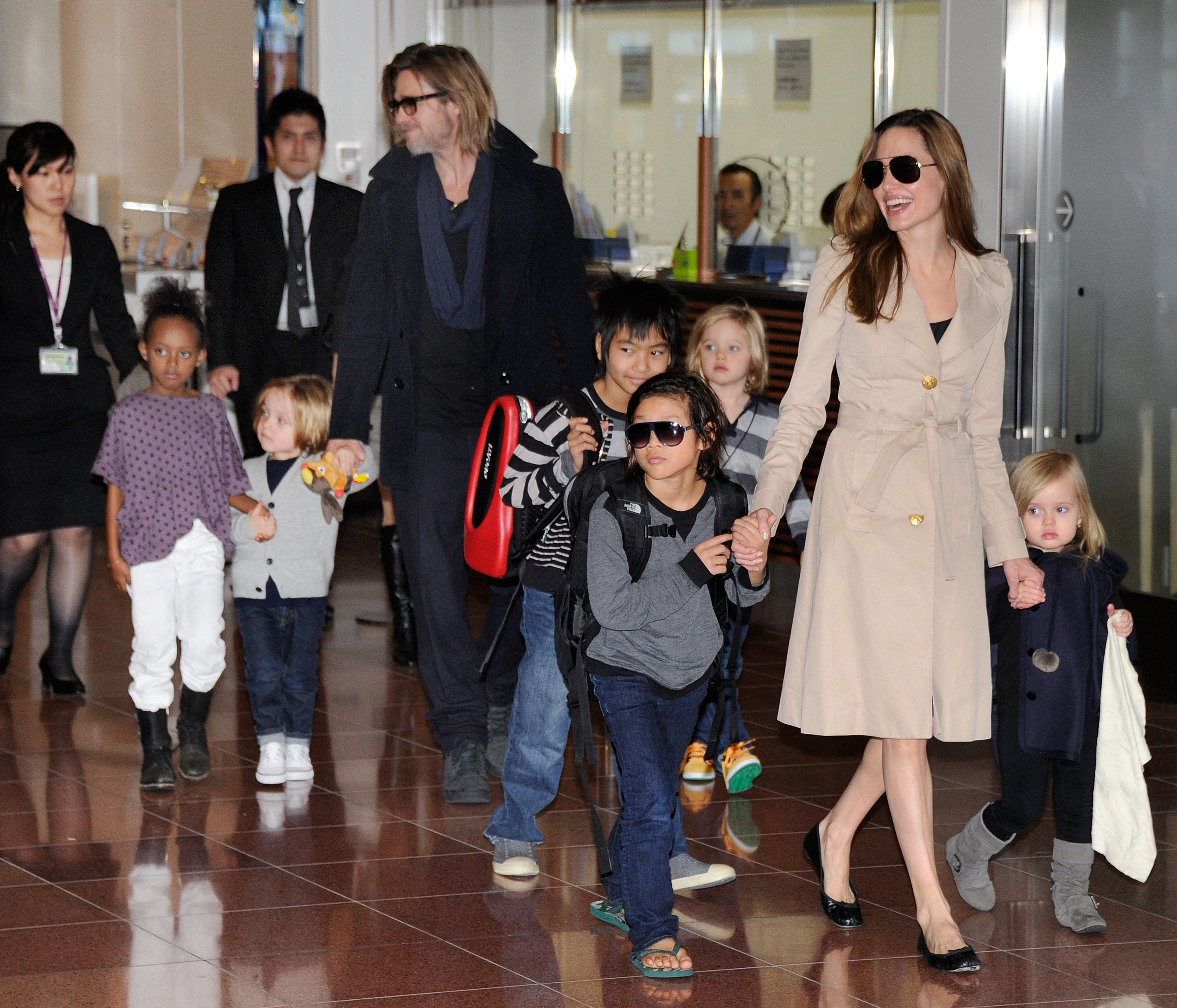 Brad Pitt, Angelina Jolie et leurs six enfants arrivent à l'aéroport de Haneda à Tokyo le 8 novembre 2011. | Source : Getty Images