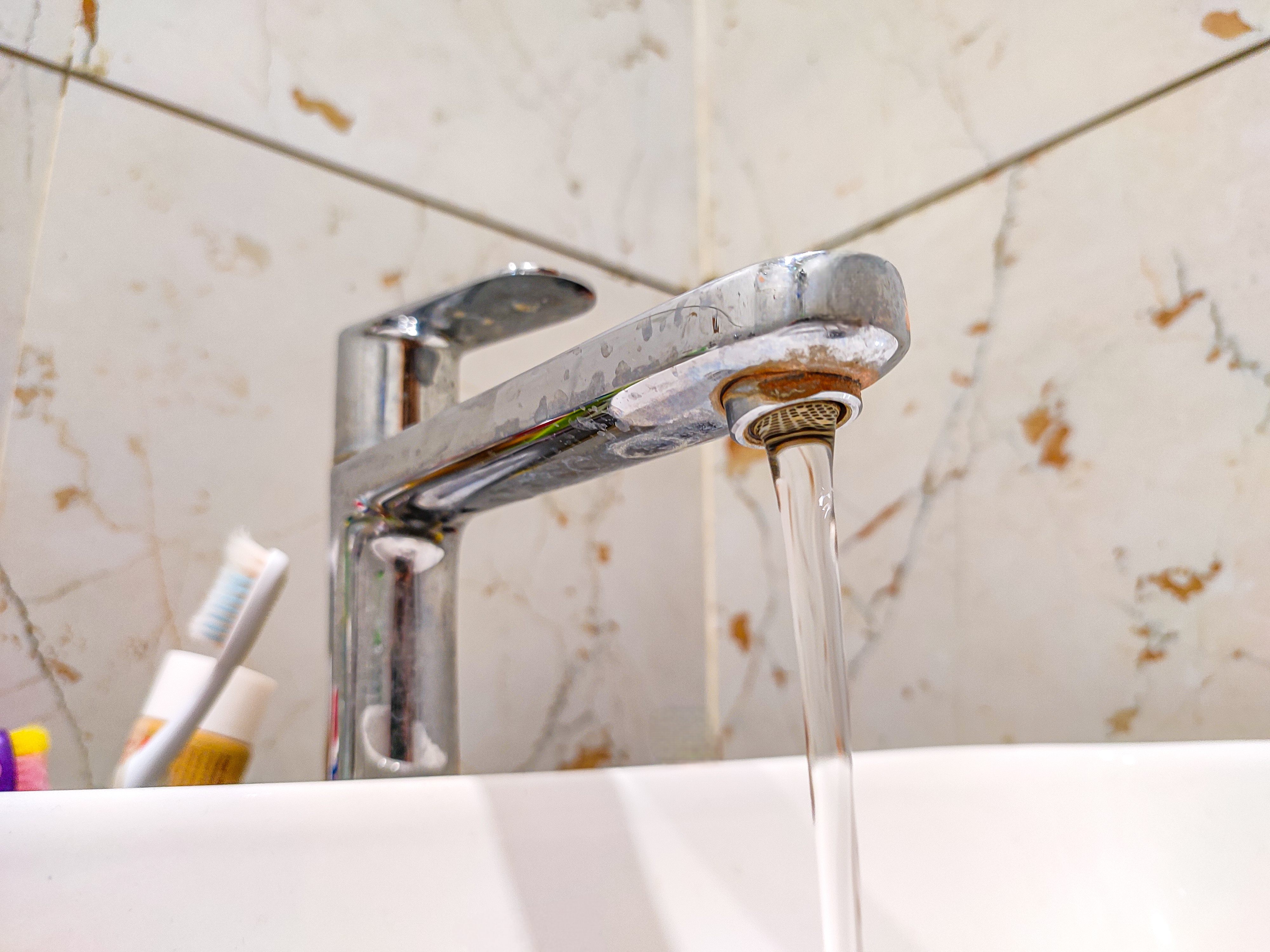 L'eau qui coule du robinet | Source : Getty Images