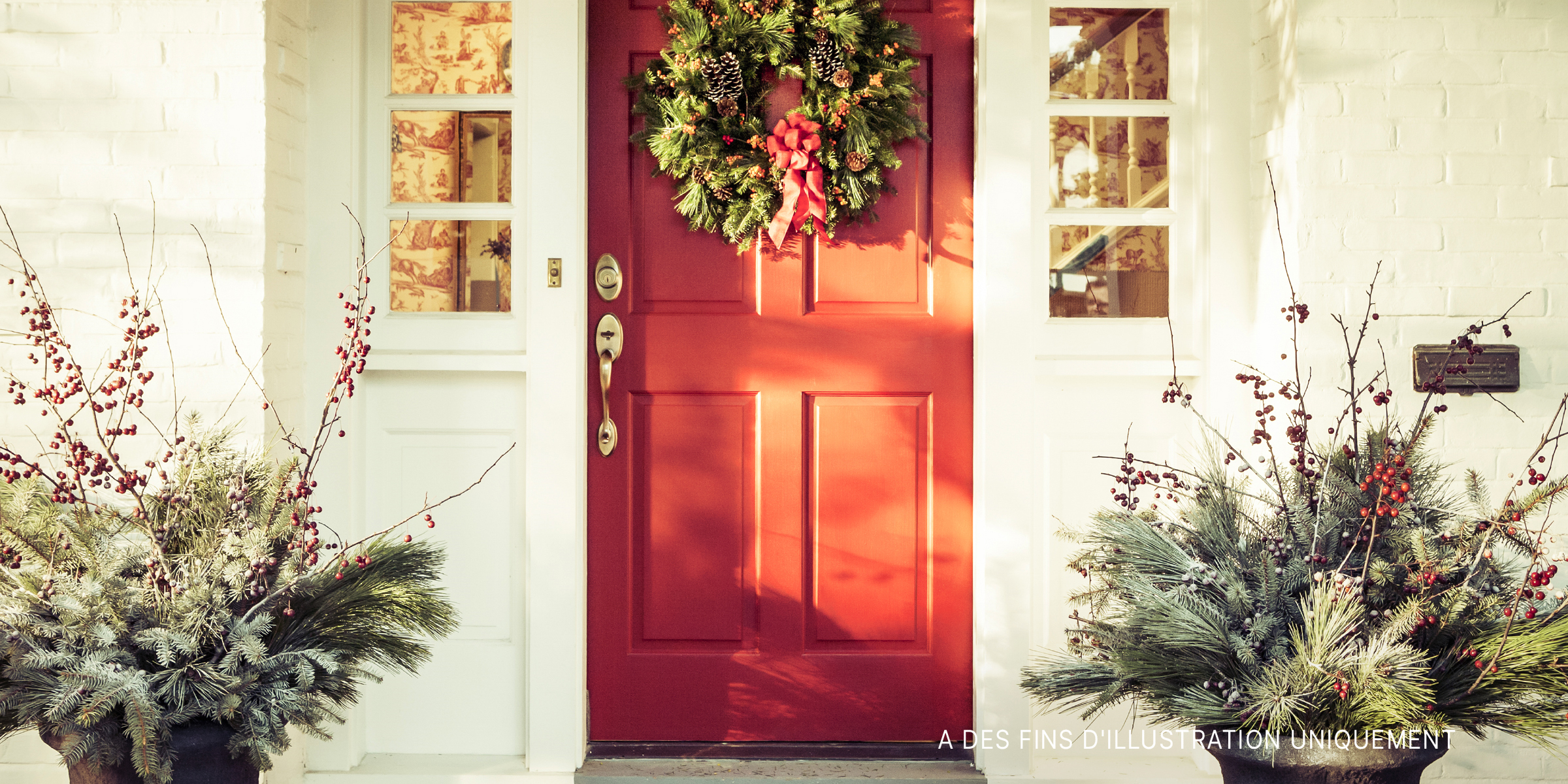 Une porte rouge décorée pour Noël | Source : Getty Images