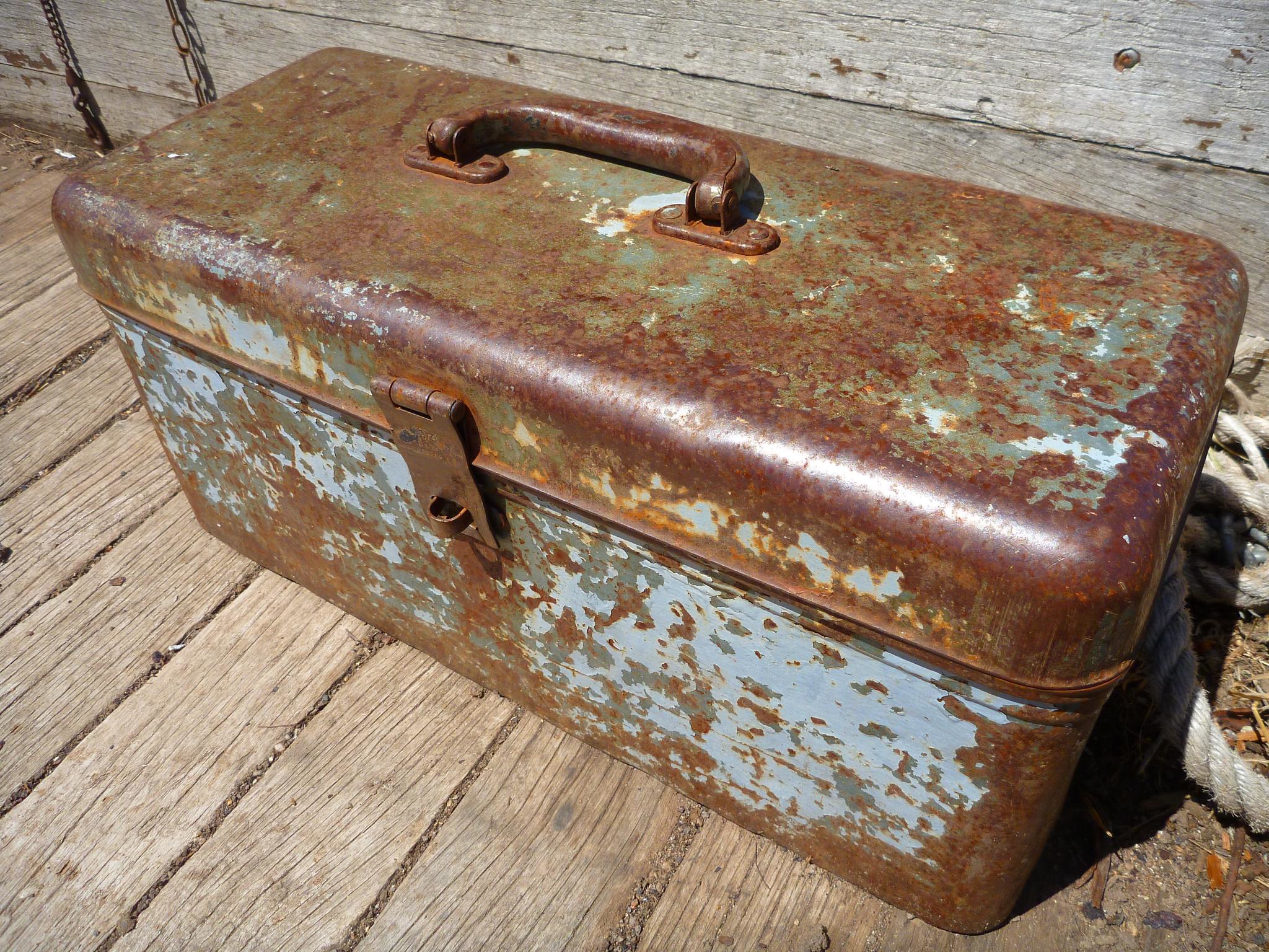 Une vieille boîte à outils rouillée | Source : Flickr