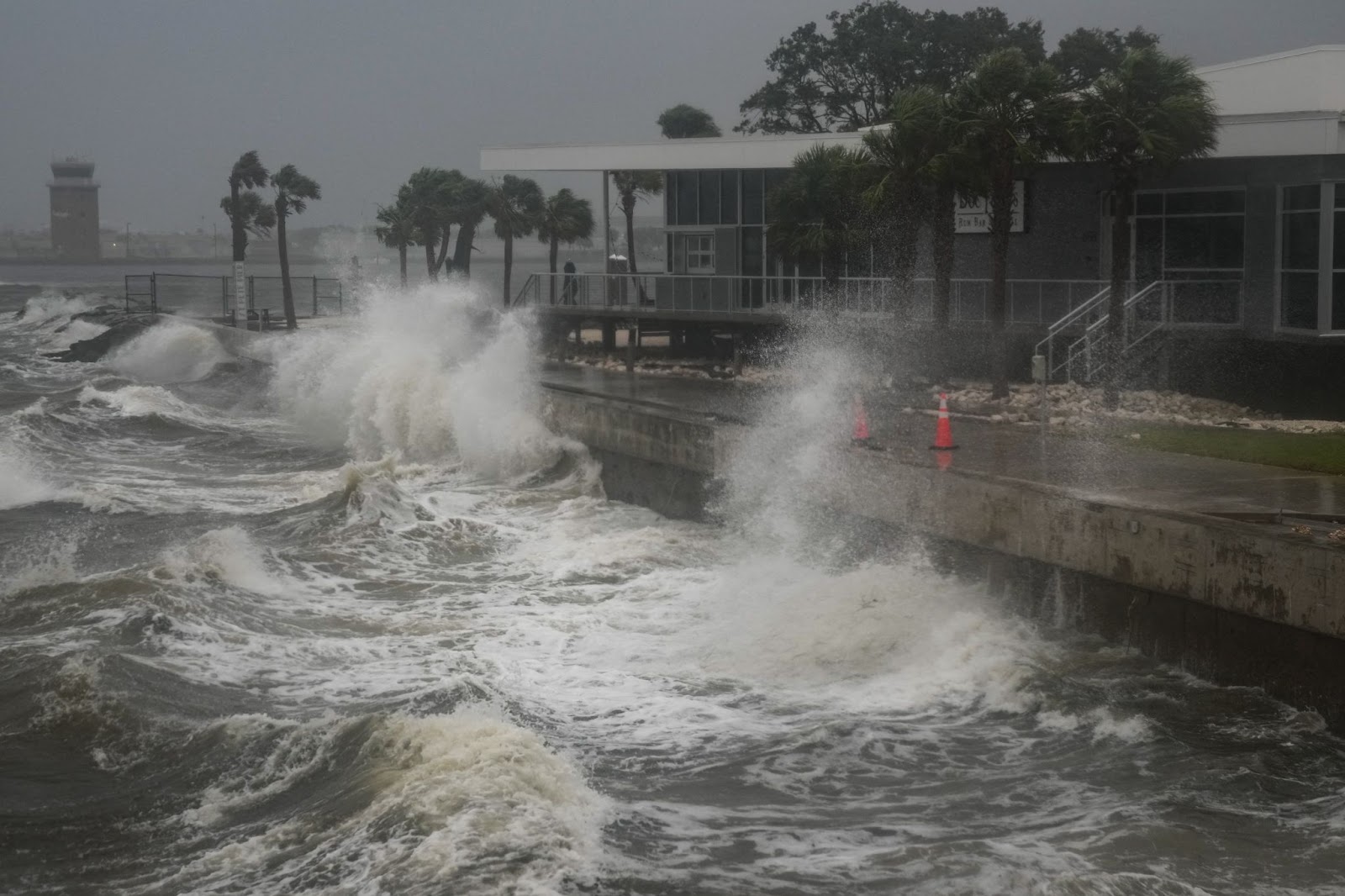 Les vagues s'écrasent le long de la jetée de St. Pete à St. Petersburg, en Floride, avant le passage de l'ouragan Milton. | Source : Getty Images