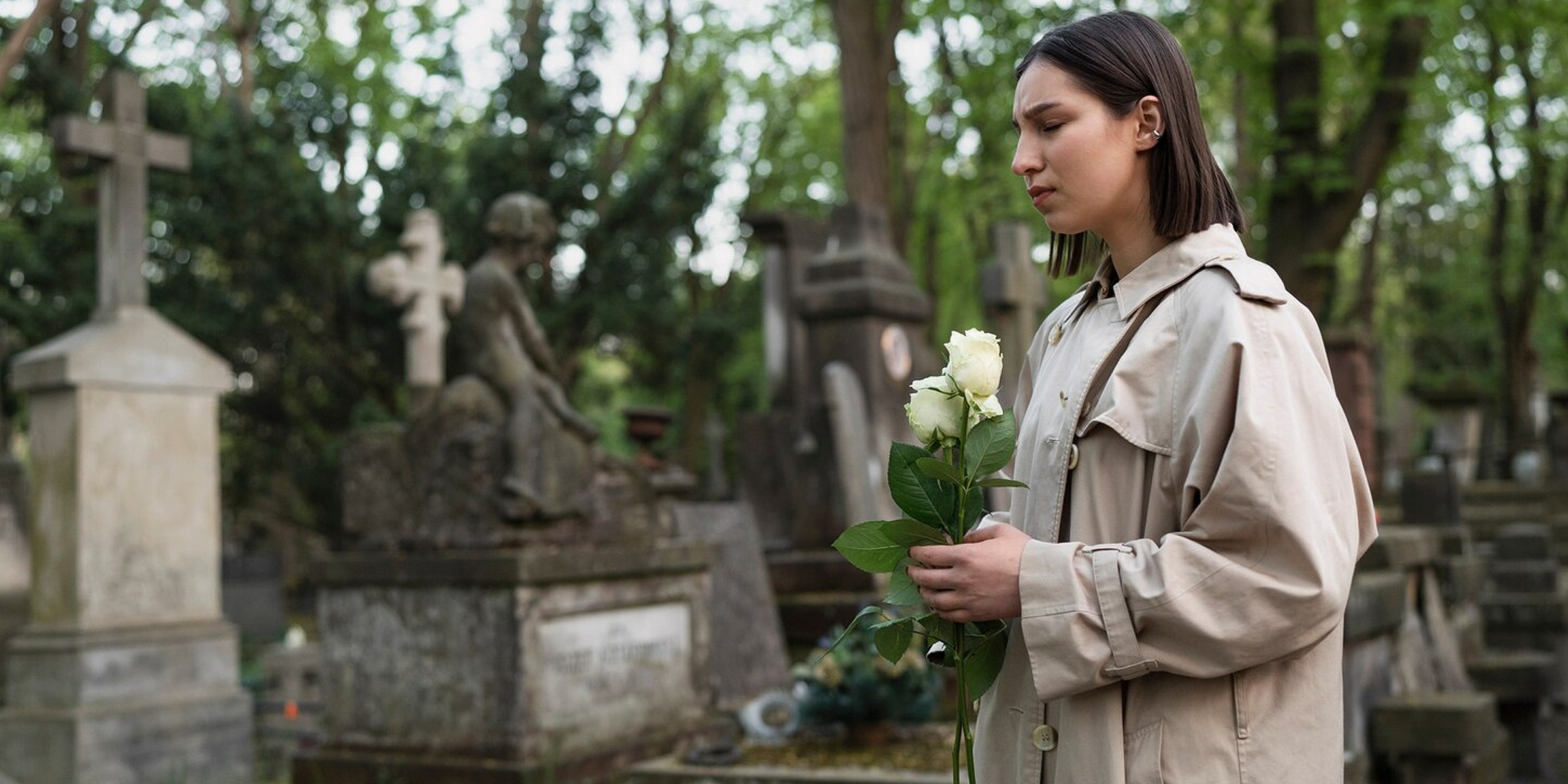 Une femme en deuil dans un cimetière | Source : Freepik