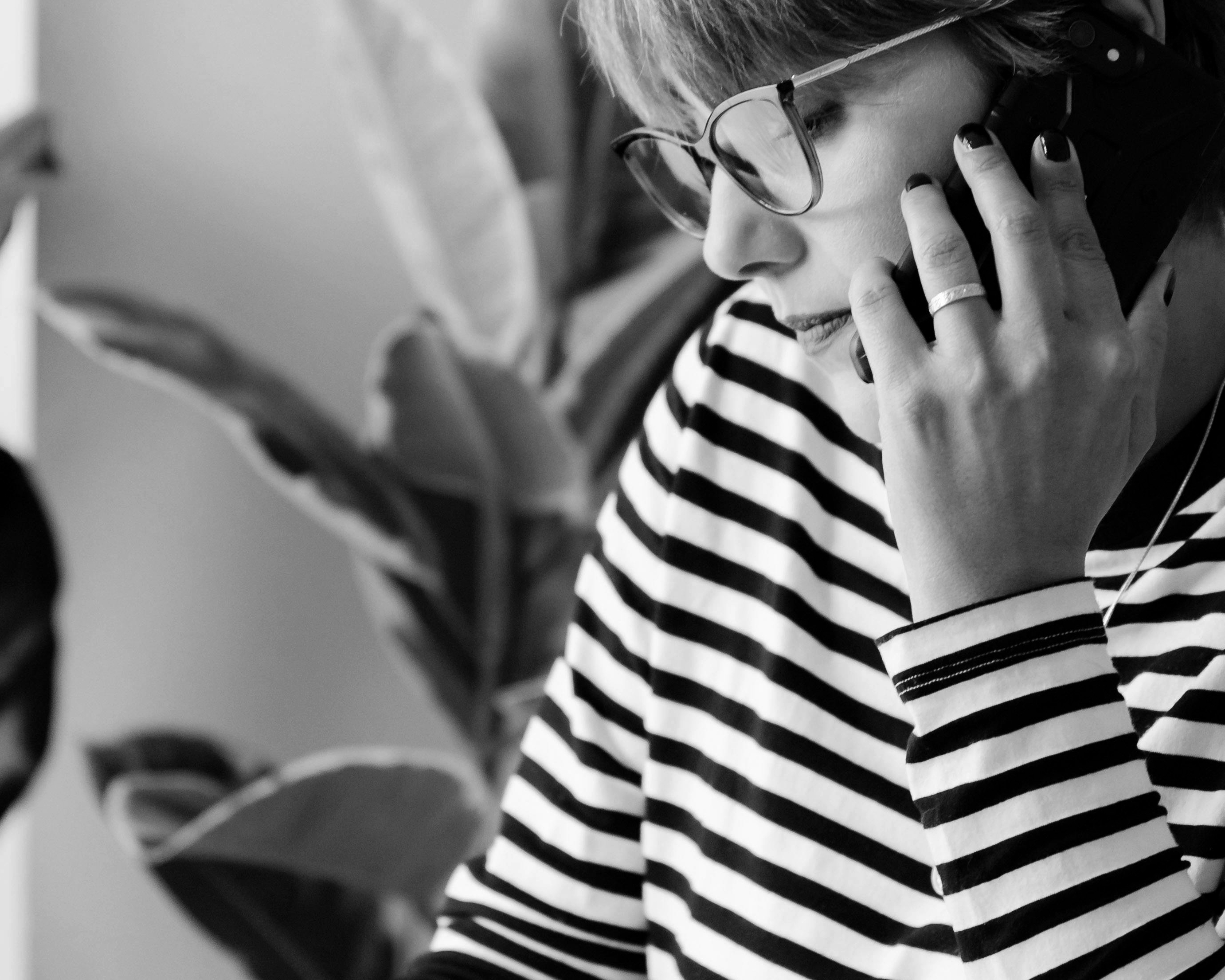 Une femme qui passe un appel téléphonique | Source : Pexels