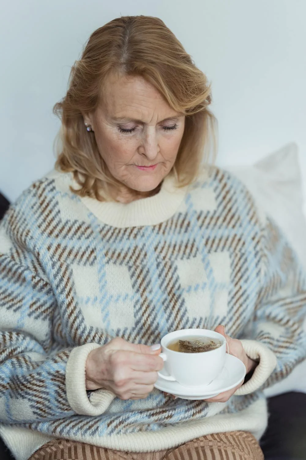 A woman drinking tea | Source: Pexels