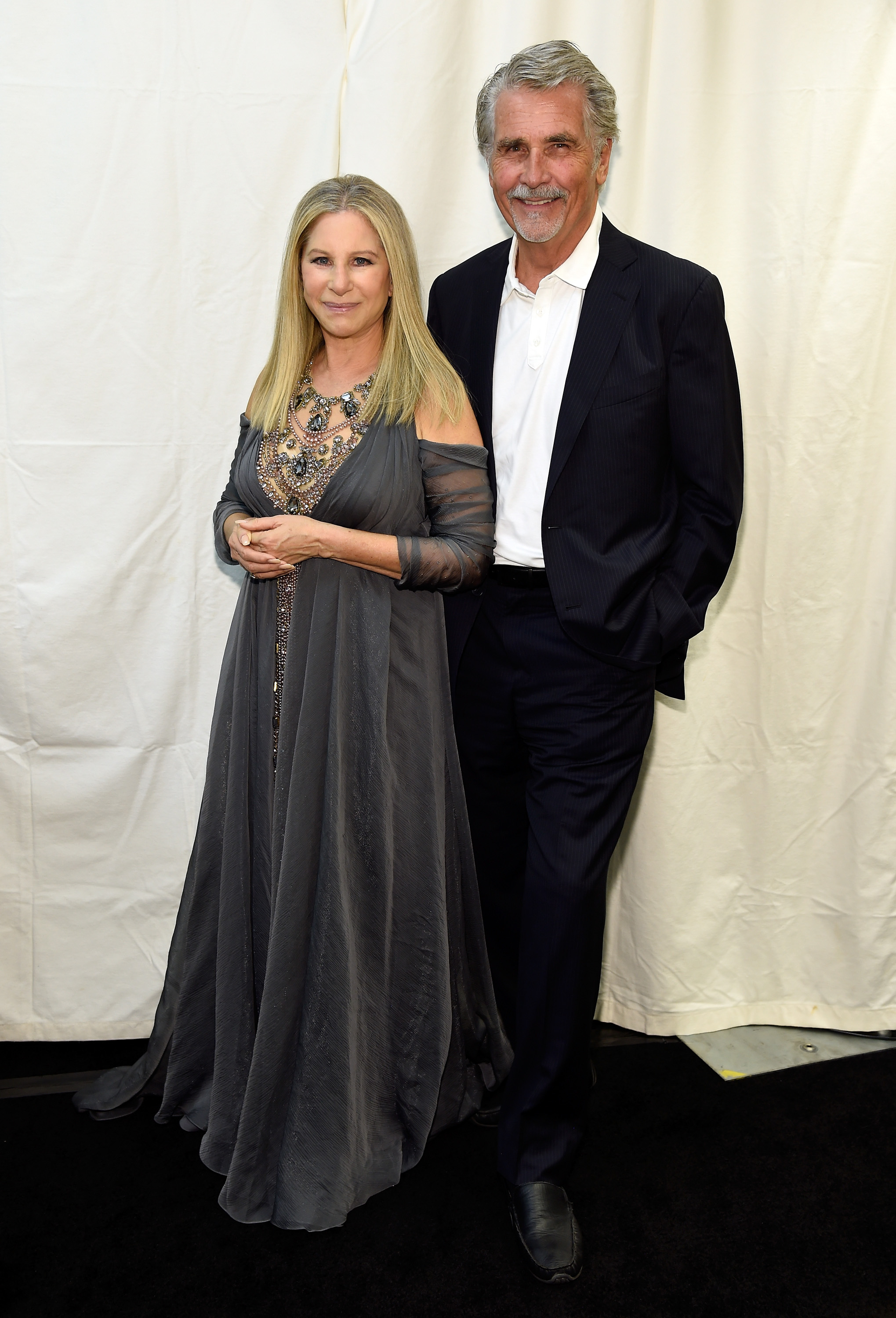 Barbra Streisand et James Brolin lors de la première partie de la tournée "Barbra - The Music... The Mem'ries... La magie !" le 2 août 2016 | Source : Getty Images