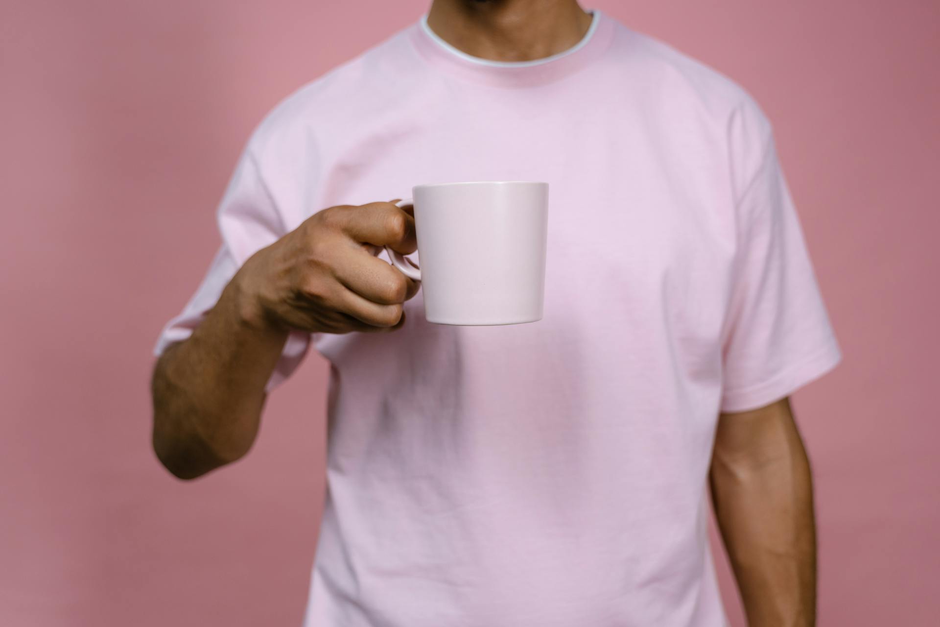 Un homme tenant une tasse en céramique blanche | Source : Pexels