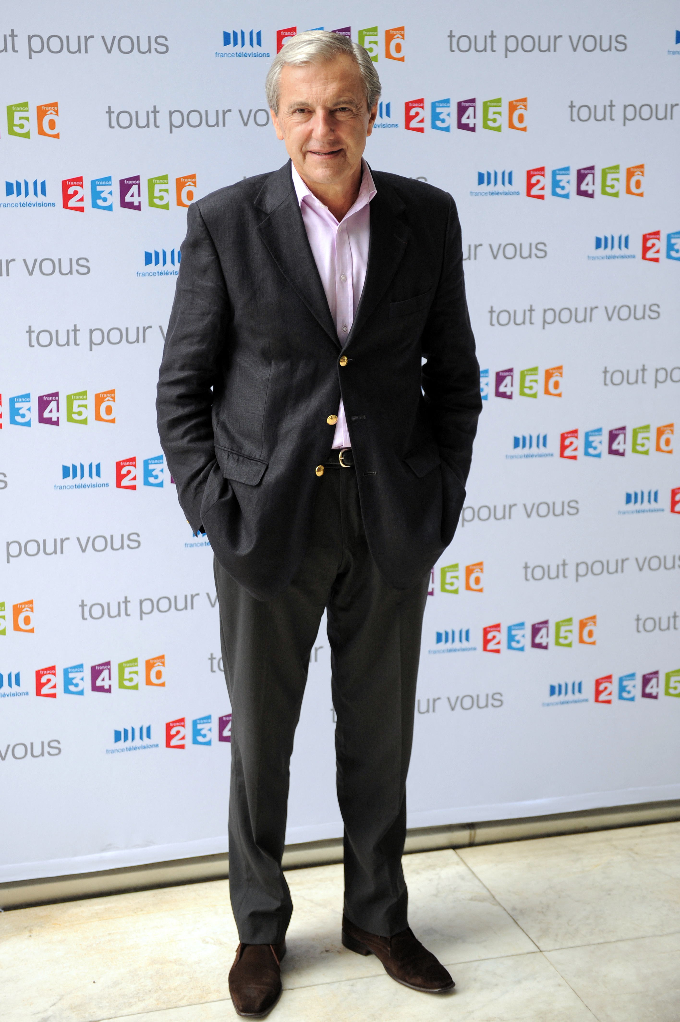 Le présentateur français de la chaîne publique France Télévisions, Daniel Bilalian, pose lors d'une conférence de presse annonçant la programmation télévisée 2009/2010, le 27 août 2009 à Paris I Source : Getty Images