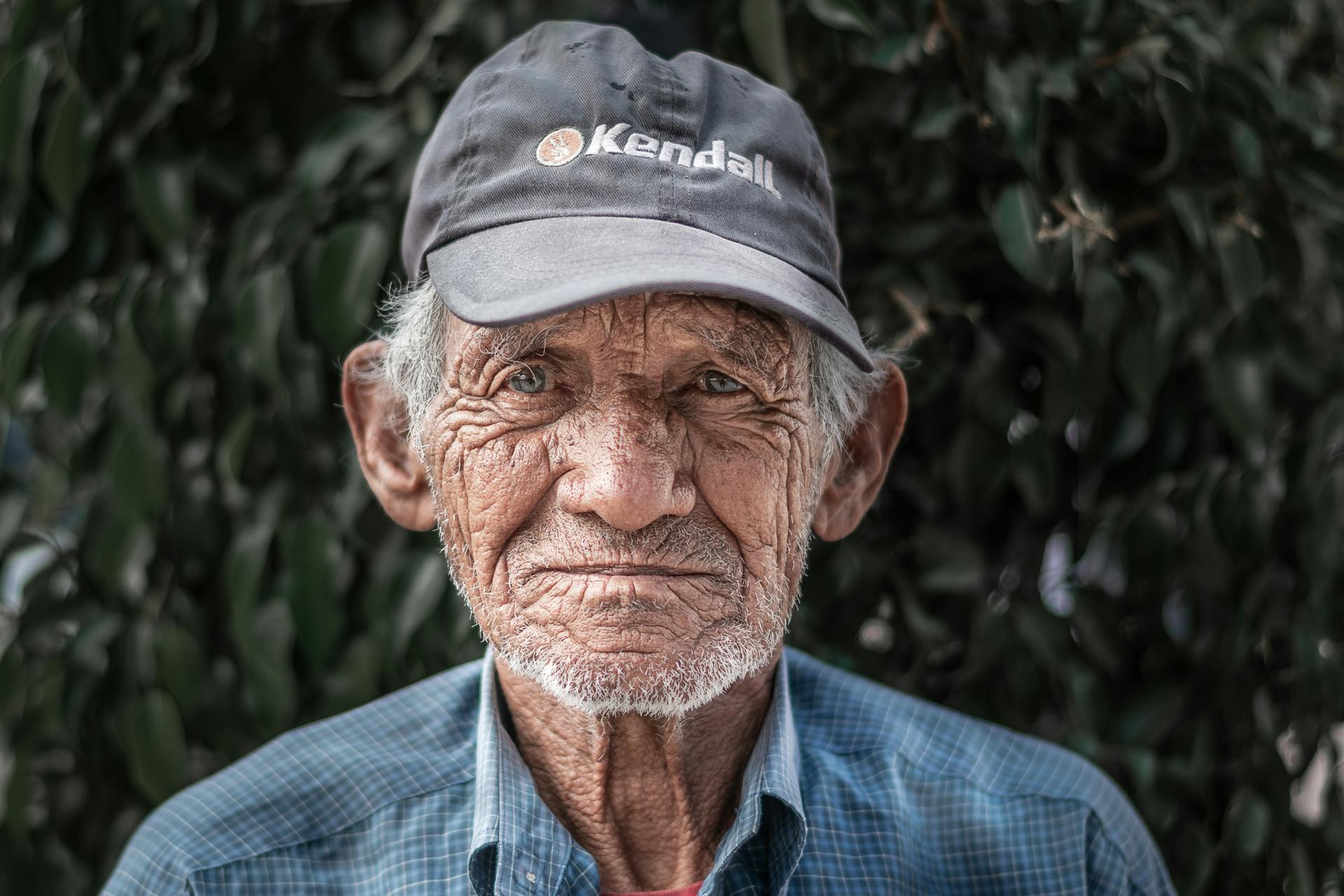 Un homme âgé qui regarde droit devant lui | Source : Pexels