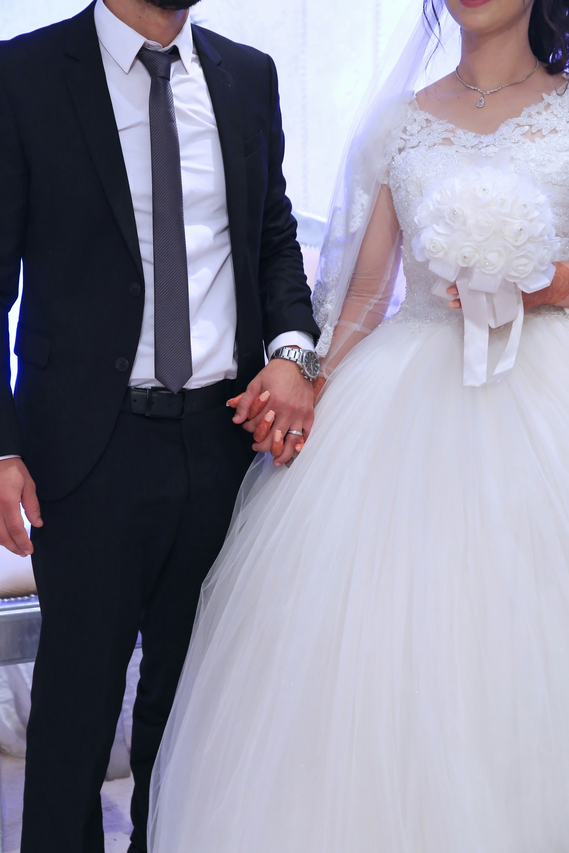 Un couple de jeunes mariés se tenant par la main | Source : Unsplash