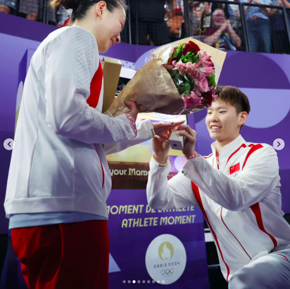 Liu Yuchen demandant en mariage Huang Ya Qiong pendant les Jeux olympiques de Paris, posté le 3 août 2024 | Source : Instagram/hyq28