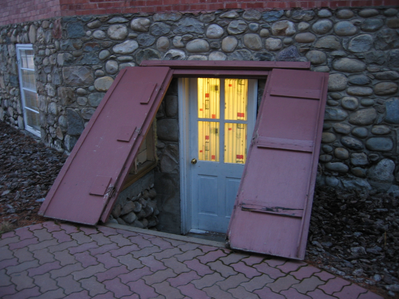 Une porte menant à un sous-sol | Source : Flickr