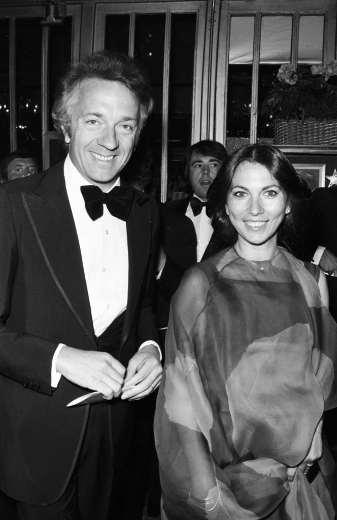 Jean-Pierre Cassel et sa femme Sabine lors de la première de la nouvelle revue de Line renaud 'Paris Line' au Casino de Paris le 15 avril 1976. | Photo : Getty Images