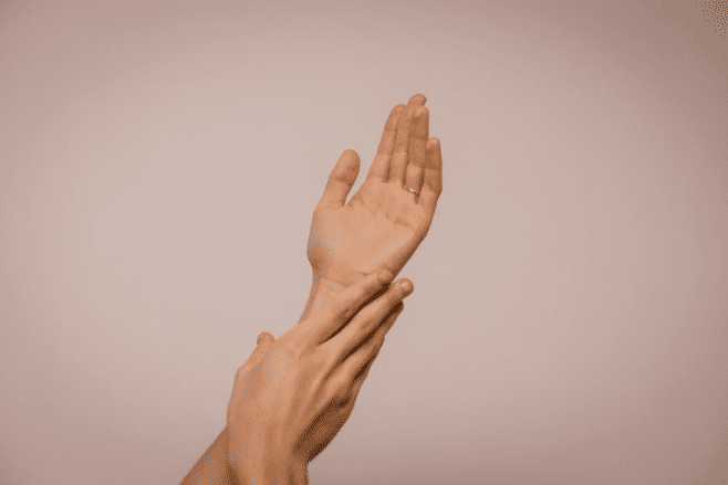 Une femme expose sa main à l'air sec. | Photo : Pexels