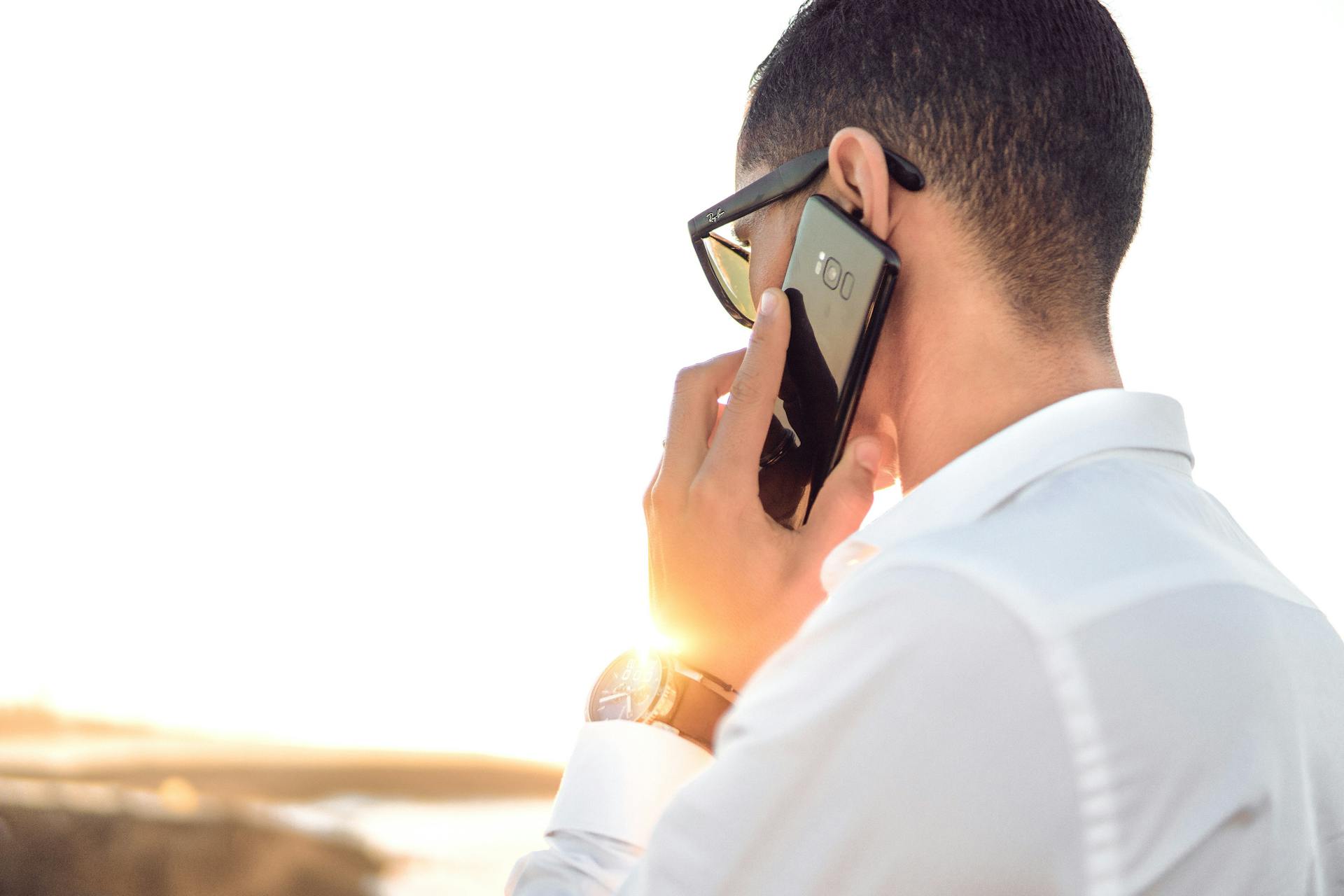 Un homme qui passe un appel téléphonique | Source : Pexels