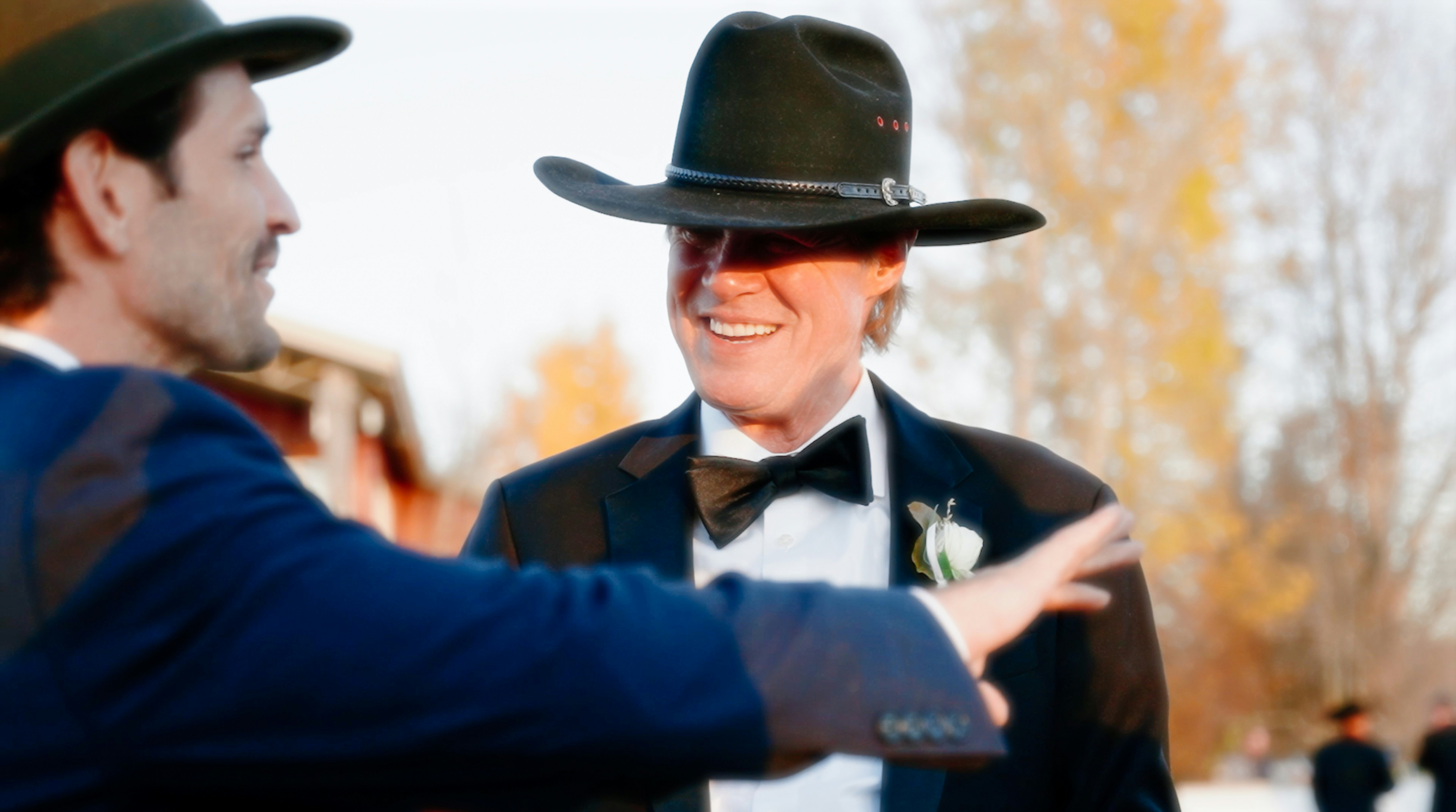 Des hommes en costume en train de parler | Source : Unsplash