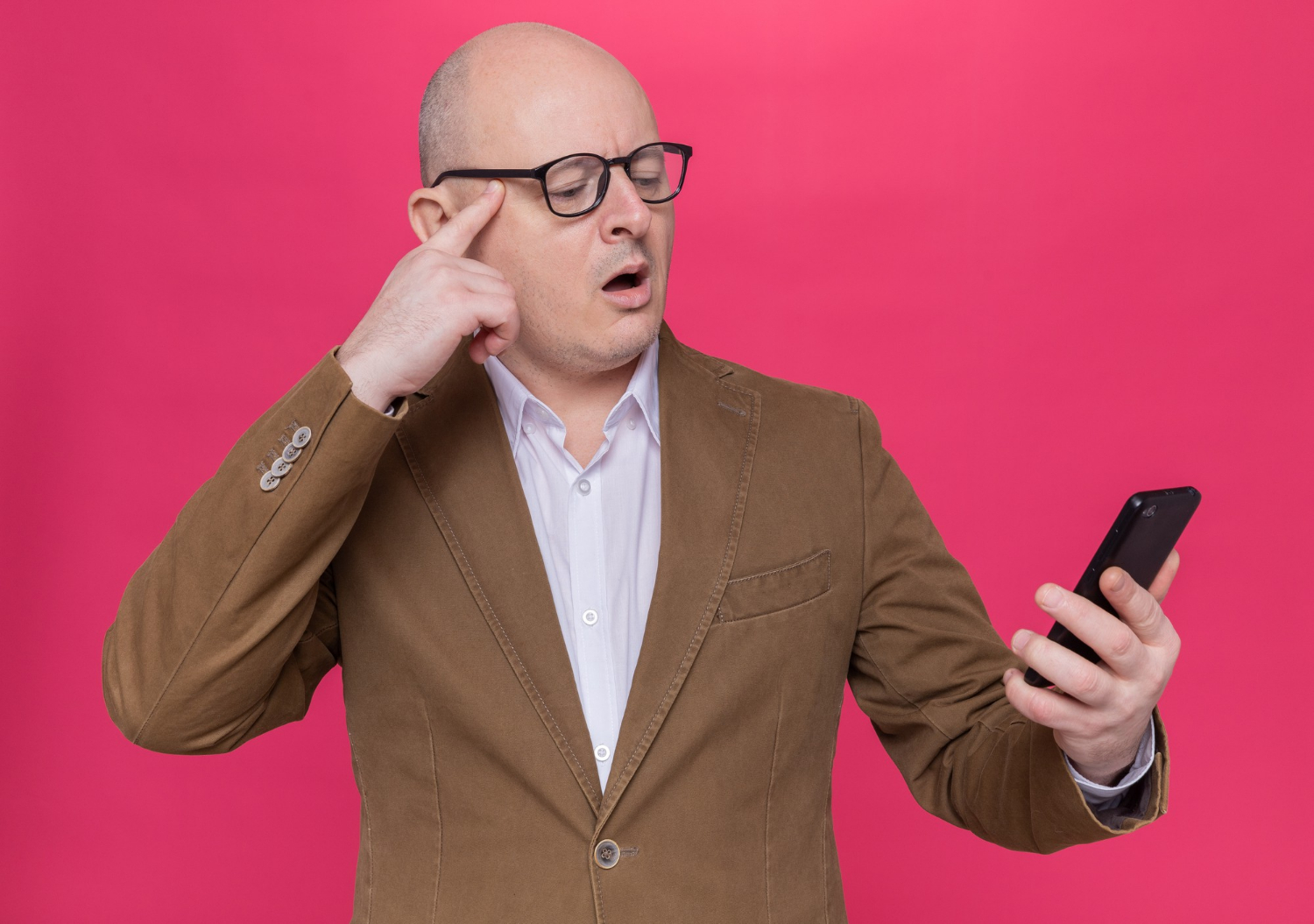 Un homme choqué tenant un téléphone | Source : Freepik