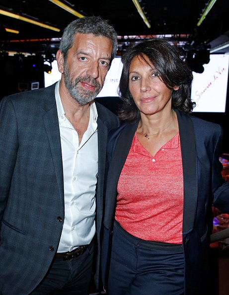Michel Cymes et sa femme Nathalie sont photographiés pour Paris Match le 23 novembre 2017 à Paris. |Photo : Getty Images