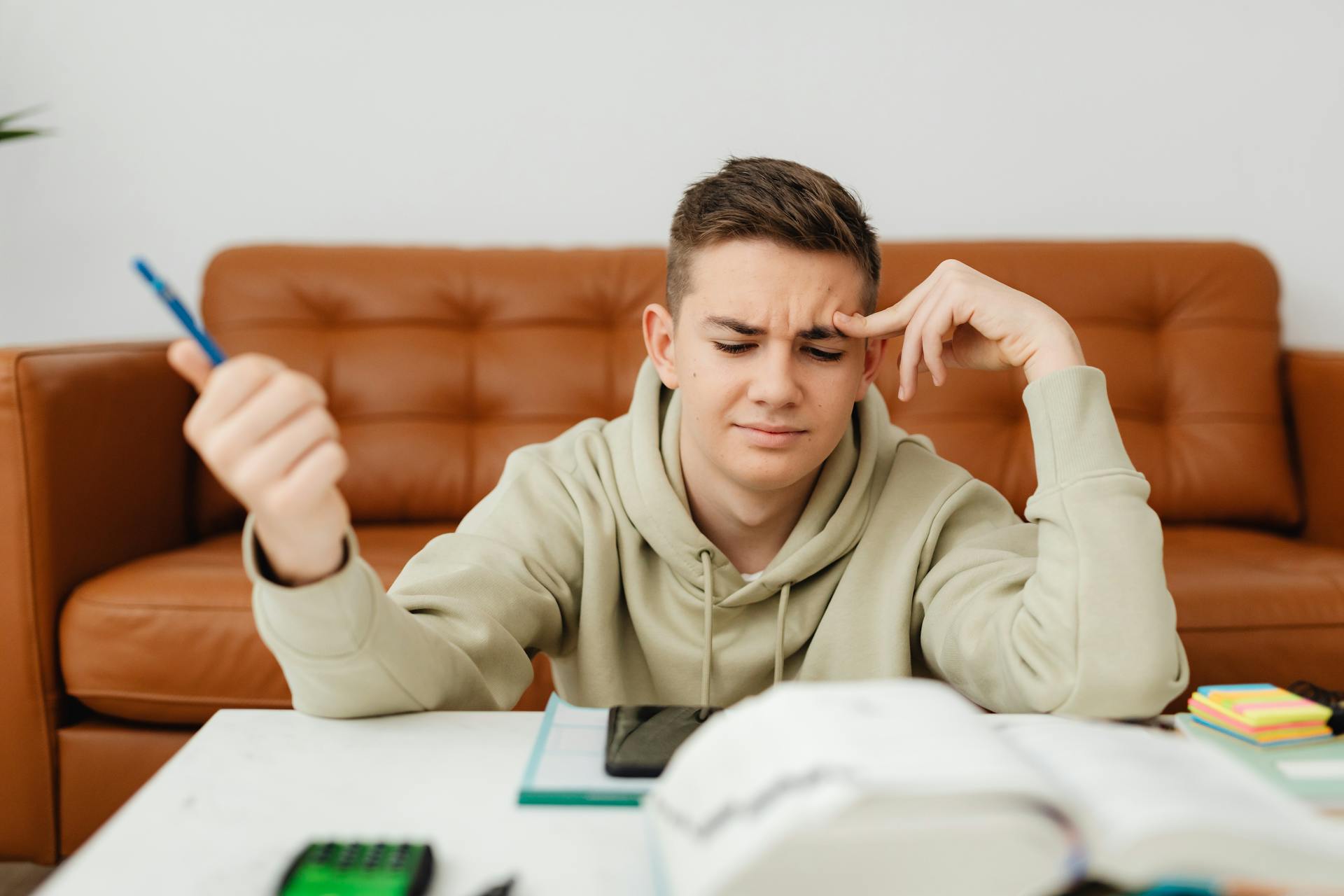 Un adolescent déterminé qui fait son travail scolaire | Source : Pexels