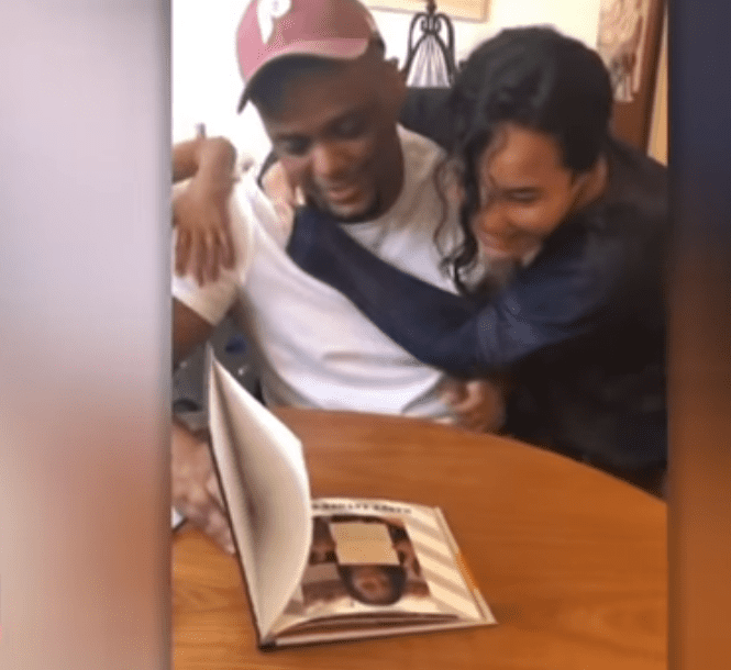 Une photo d'Alexa Figueroa serrant Gus Roman dans ses bras alors qu'ils regardent un album| Photo : Youtube/insideedition