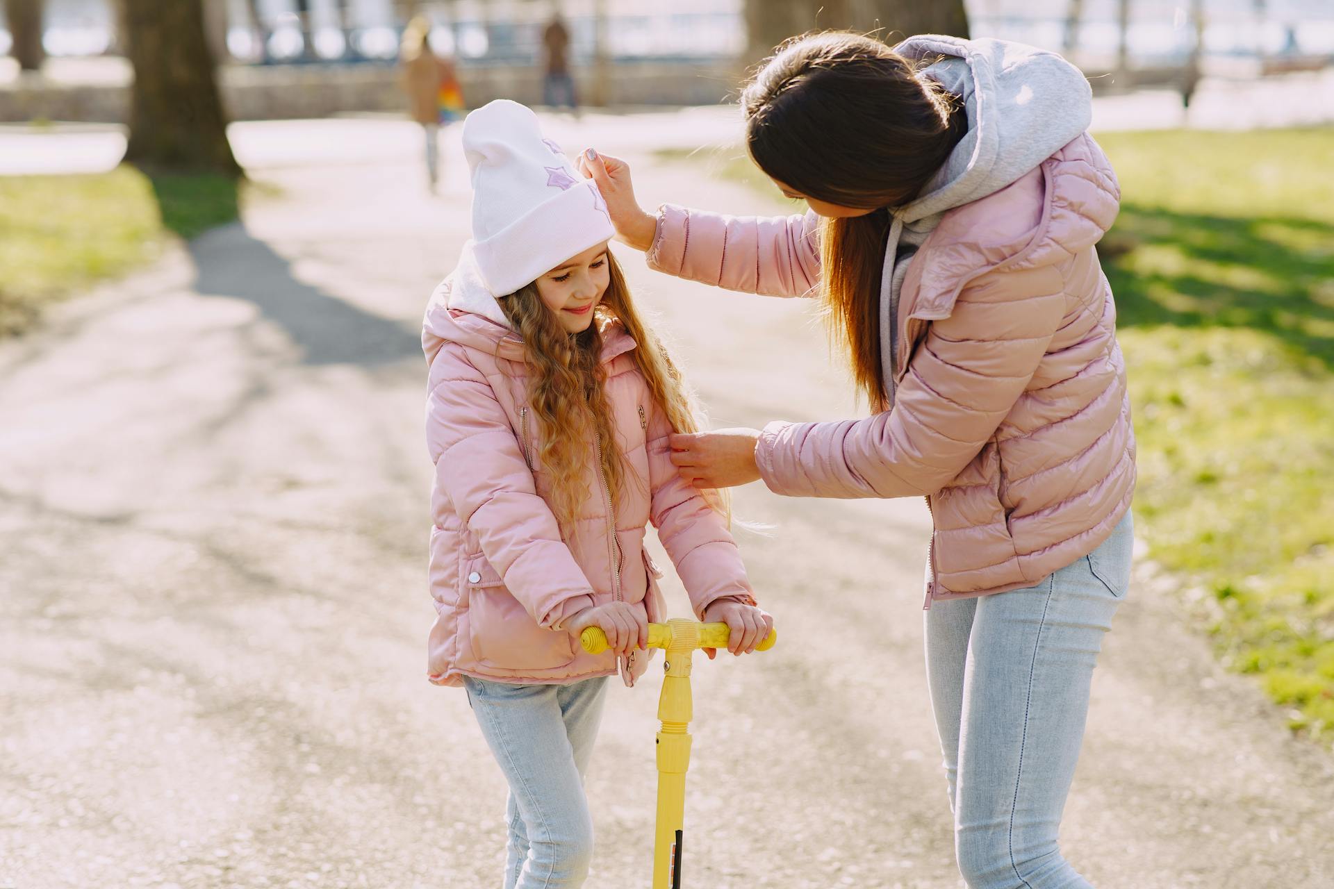 Une femme parle à sa fille dans un parc | Source : Pexels