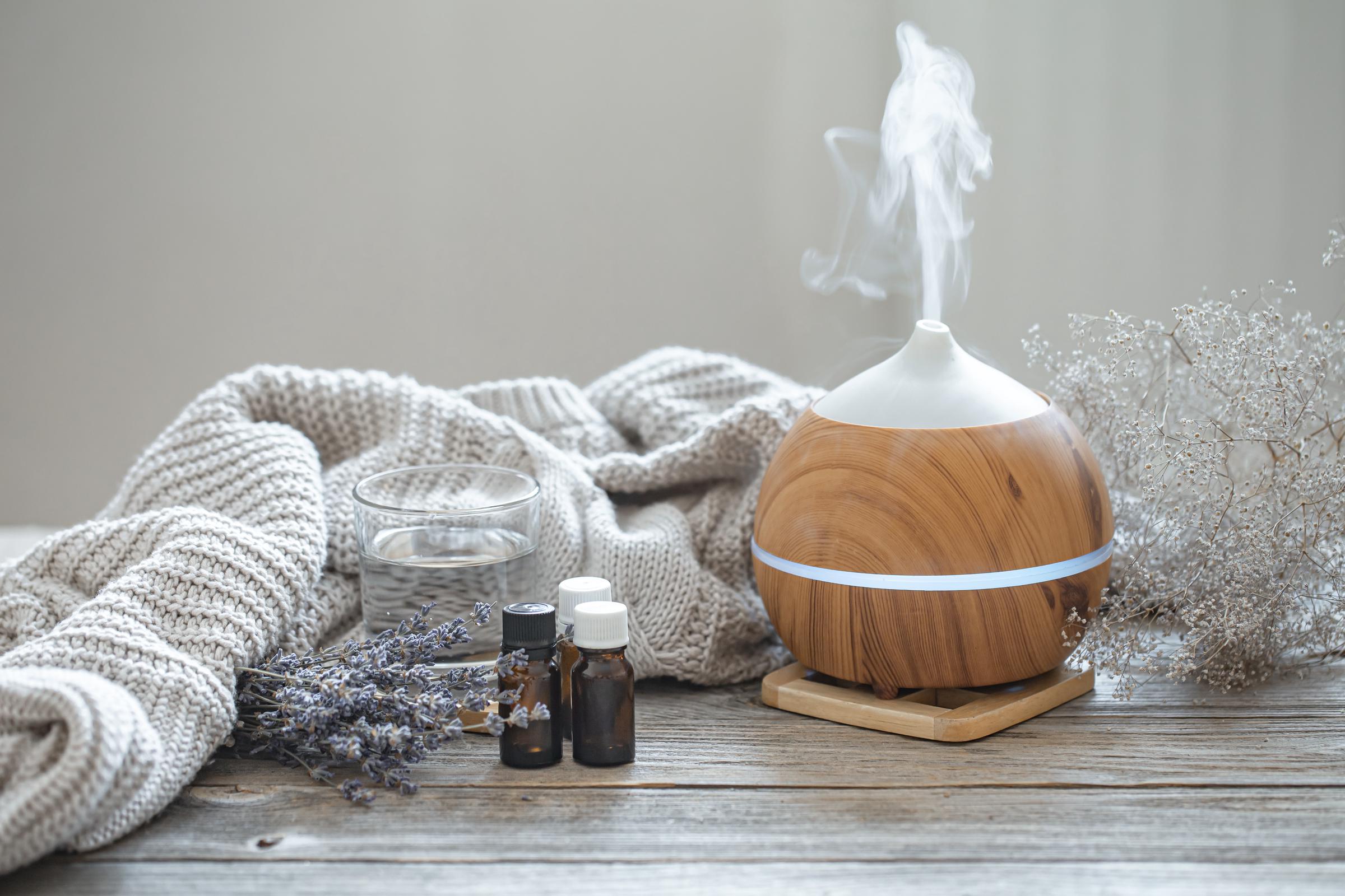 Diffuseur d'huile sur une surface en bois | Source : Pexels