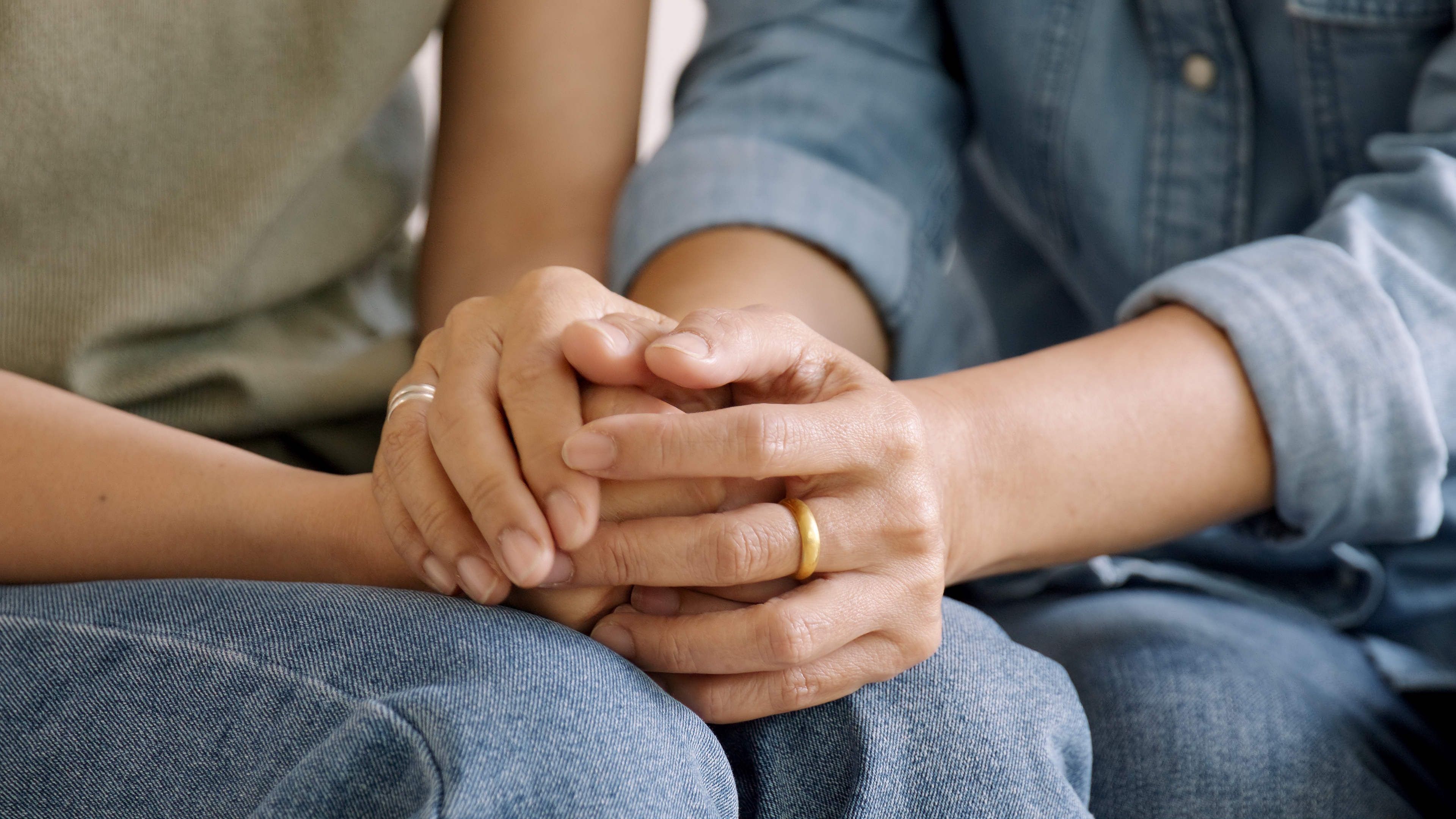 Deux personnes se tenant par la main | Source : Shutterstock