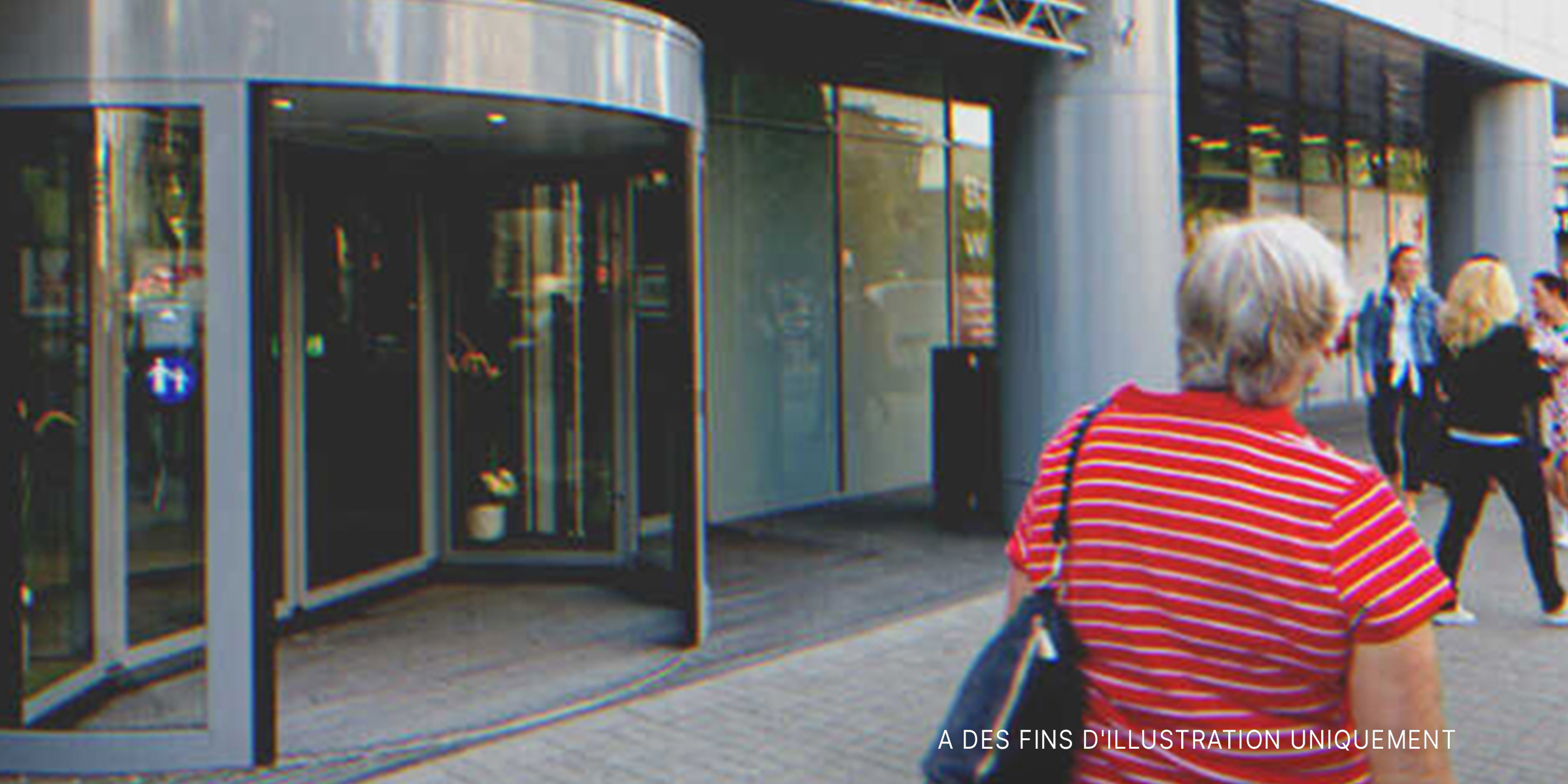 Une femme âgée passant devant un magasin | Source : Shutterstock