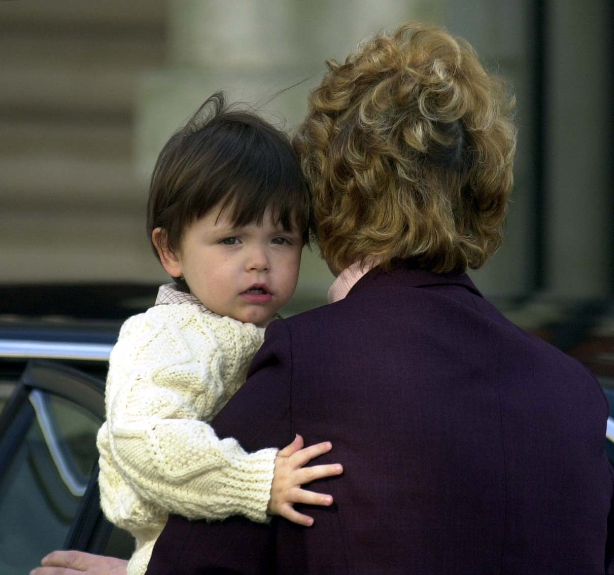 Dylan est porté à l'hôtel Morgans, à Swansea, par sa grand-mère Pat lors d'une visite au Pays de Galles | Source : Getty Images