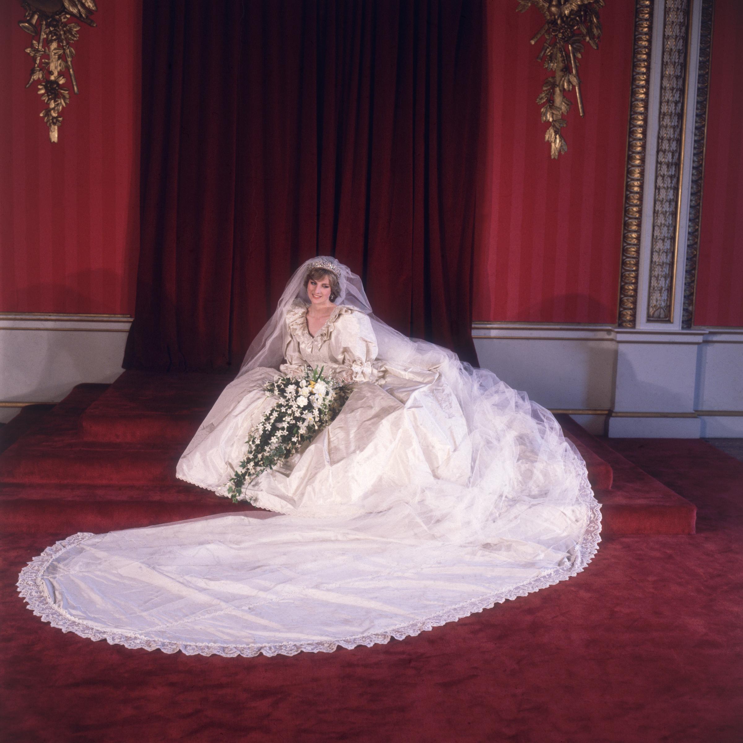 Portrait de Lady Diana Spencer dans sa robe de mariée, le 29 juillet 1981, à Londres, en Angleterre. | Source : Getty Images