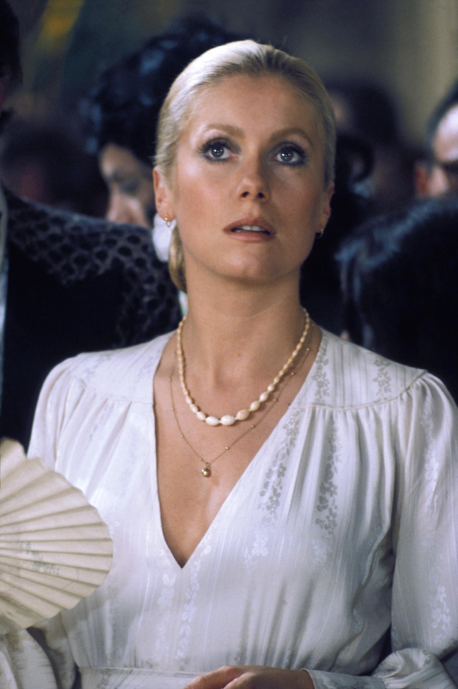 Catherine Deneuve en train de tourner le film français "Le Sauvage" en 1975 à Paris, France. | Source : Getty Images