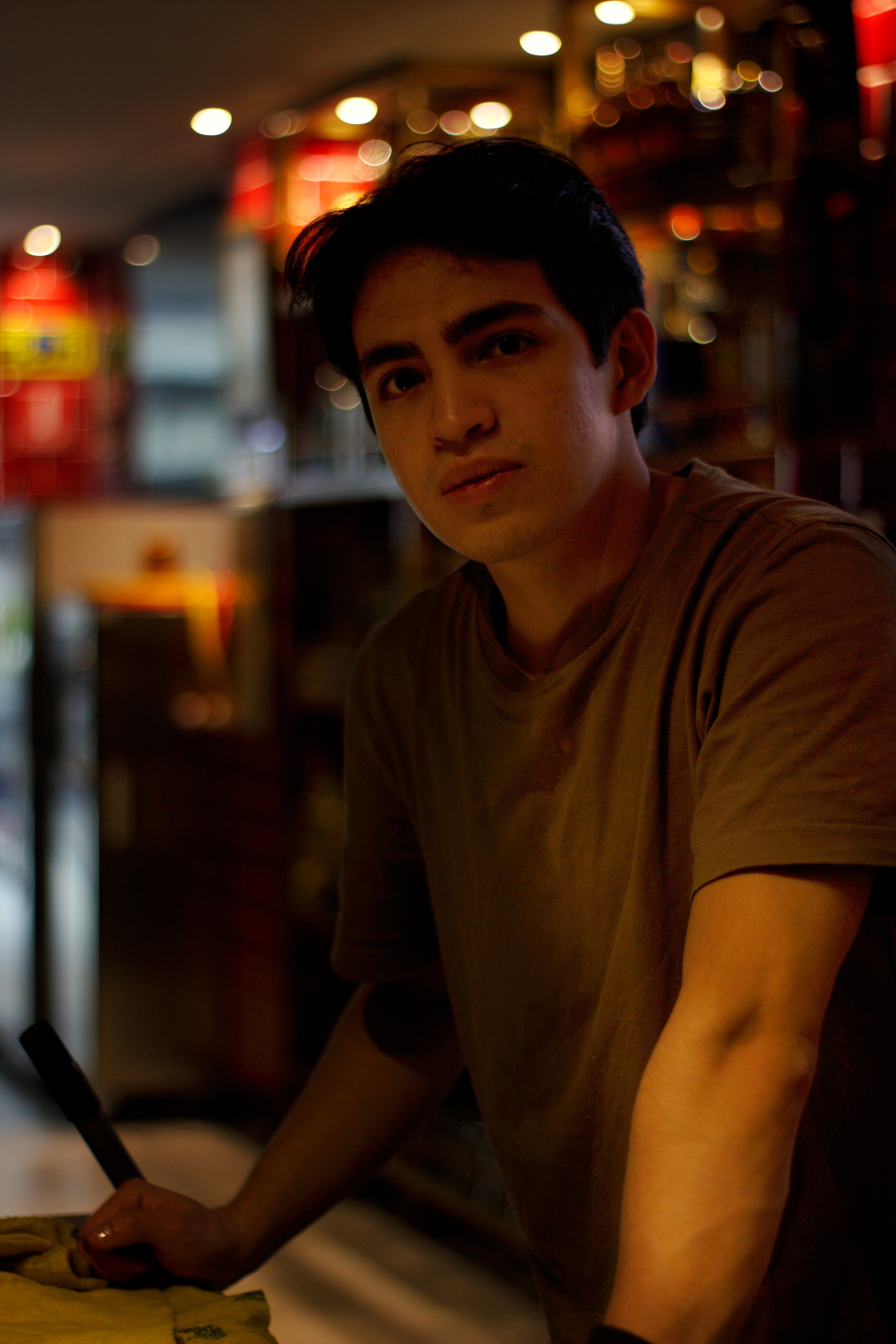 Un jeune homme debout devant un bar | Source : Pexels