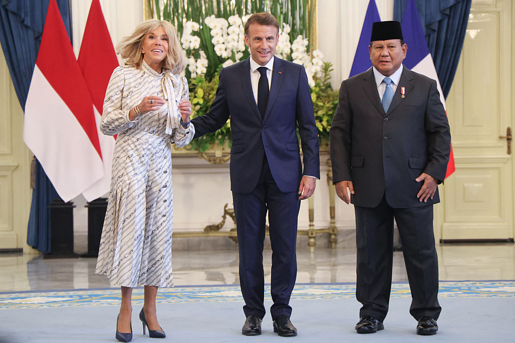 Le président indonésien Prabowo Subianto (à droite) reçoit le président français Emmanuel Macron (au centre) et son épouse Brigitte Macron au palais Merdeka à Jakarta, le 28 mai 2025.