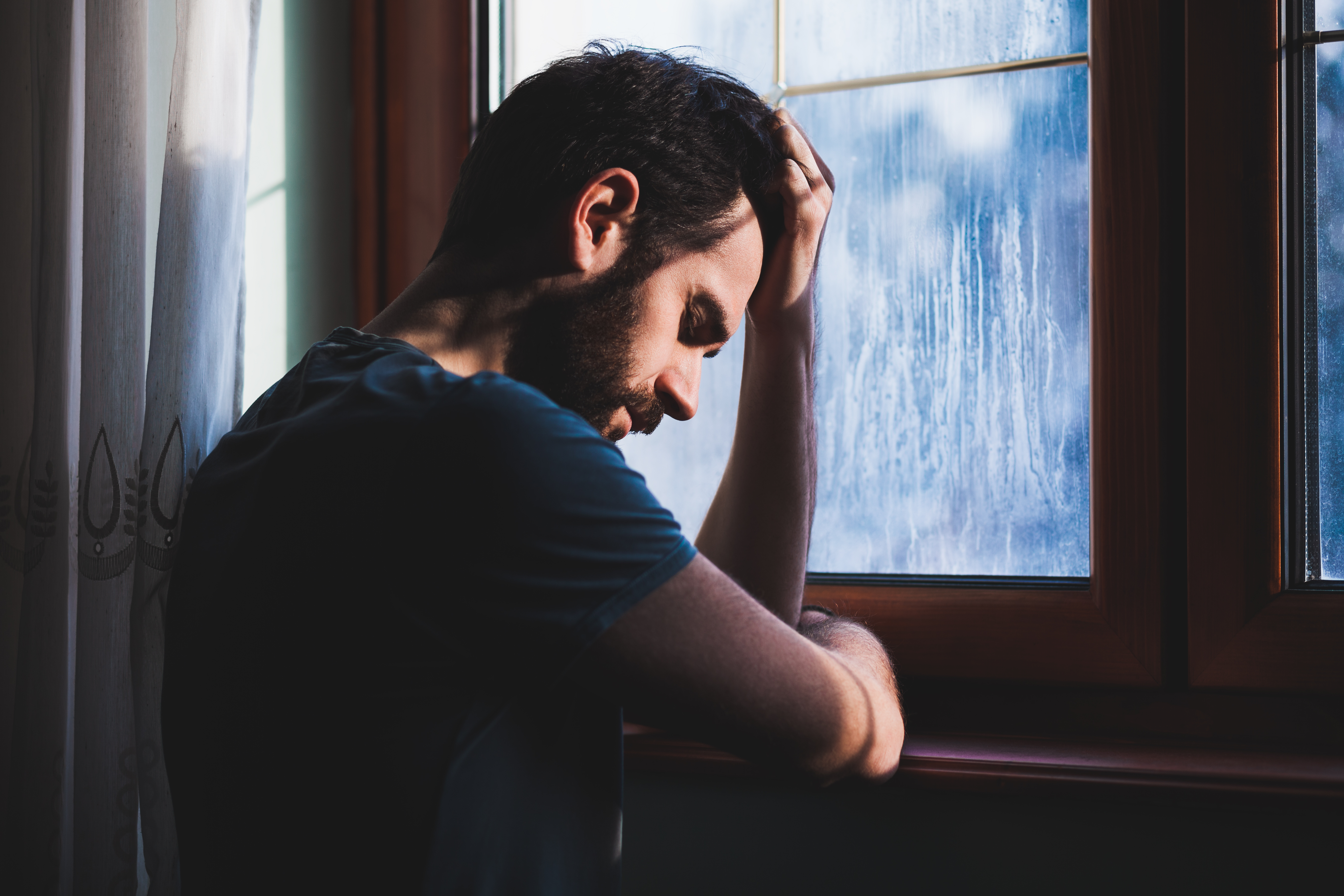Jeune homme triste seul dans le regret | Source : Getty Images