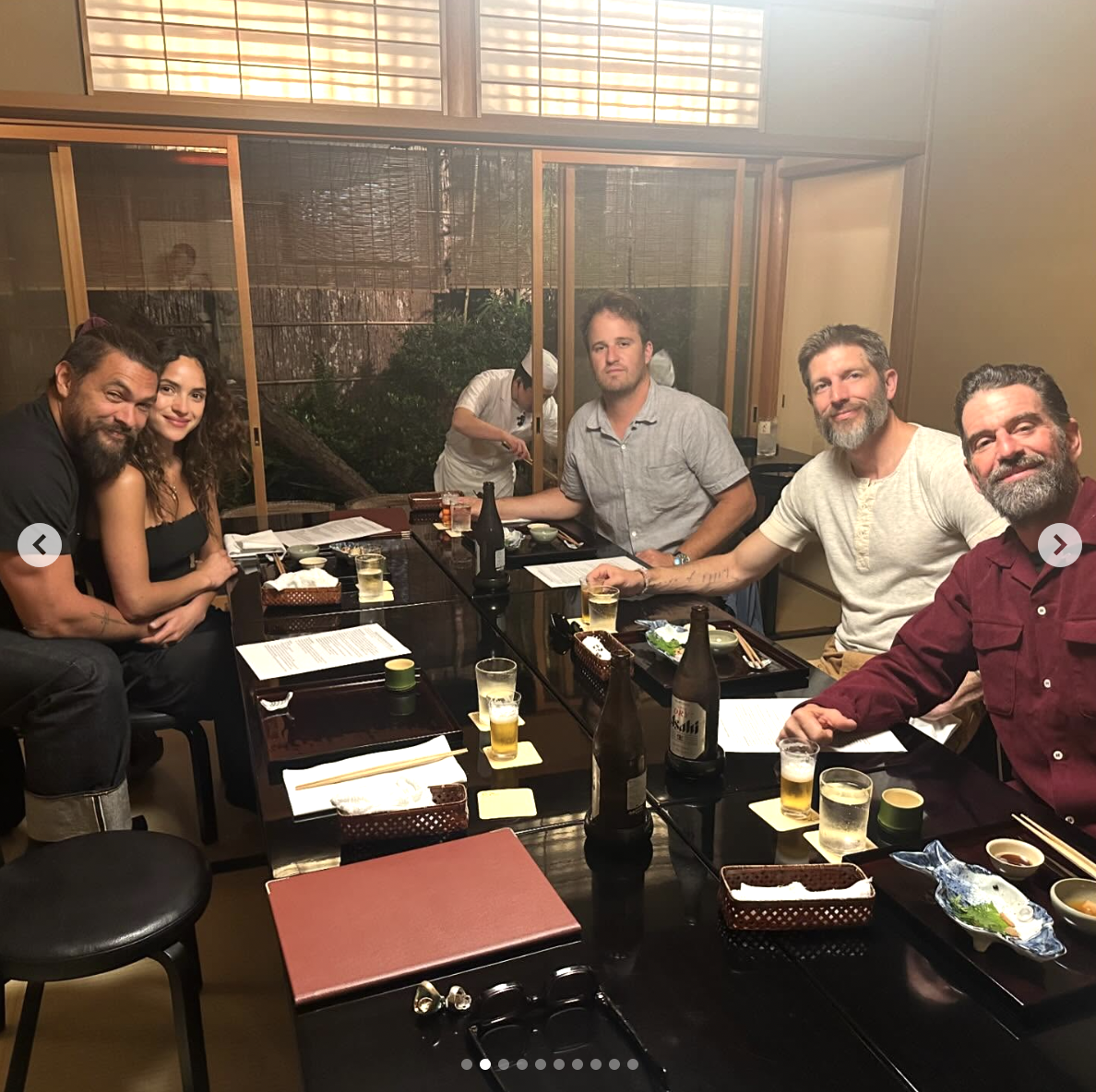 Adria Arjona et Jason Momoa sont photographiés dans un restaurant avec leurs amis, en date du 20 mai 2024 | Source : Instagram/prideofgypsies