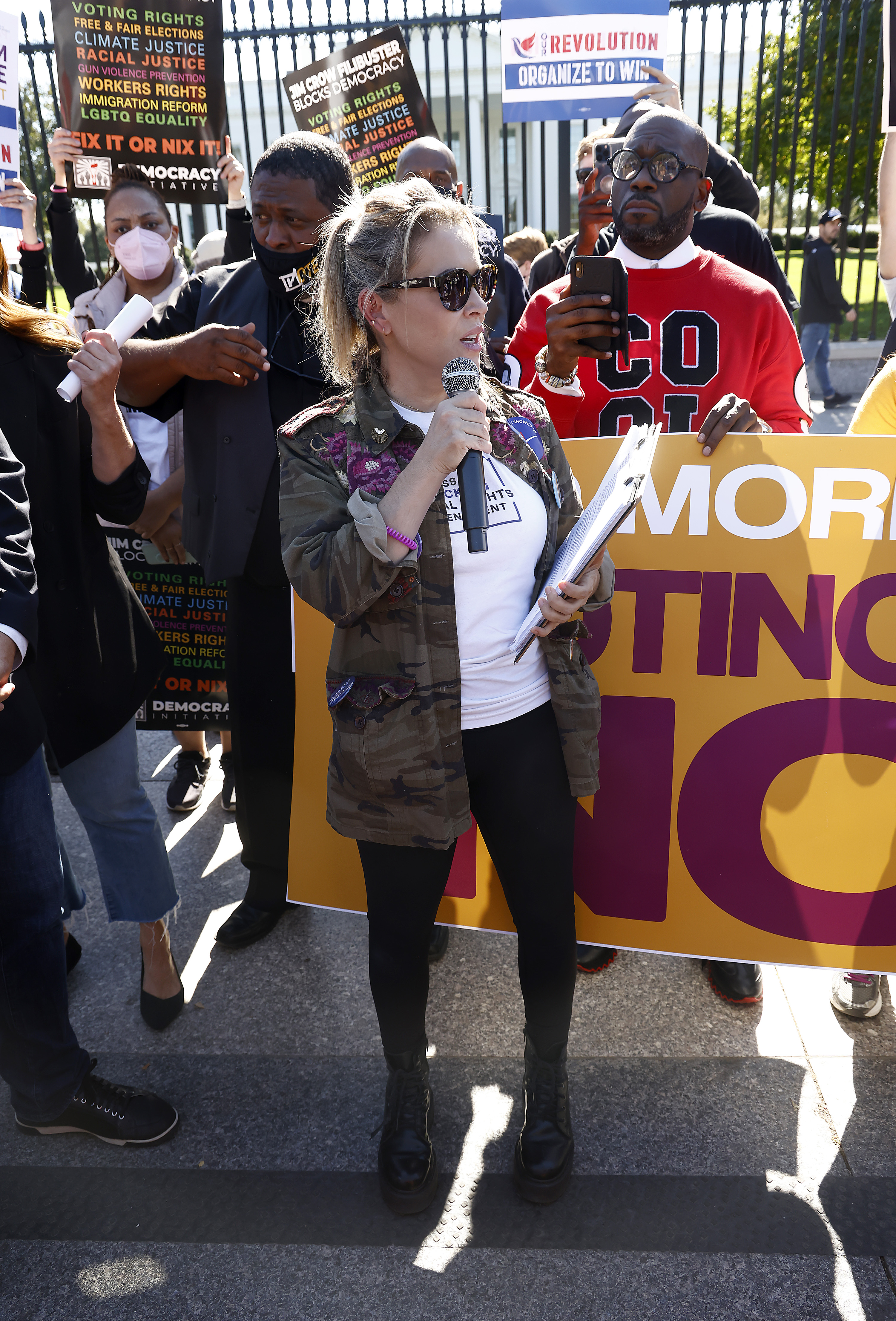 Alyssa Milano prend la parole lors du rassemblement "No More Excuses : Voting Rights Now" qui se tient devant la Maison Blanche à Washington, DC, le 19 octobre 2021. | Source : Getty Images