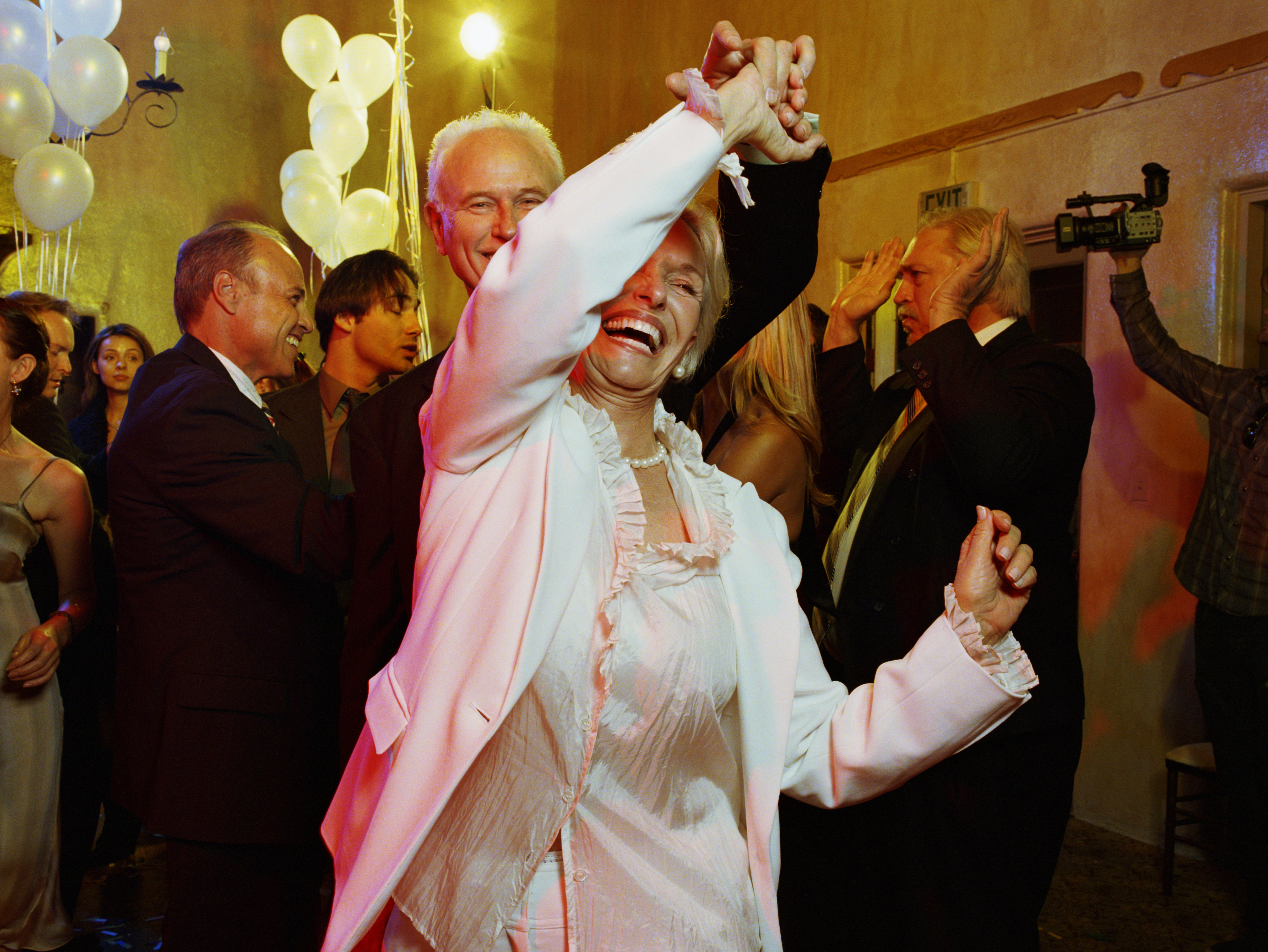 Une femme dansant lors d'une fête | Source : Getty Images