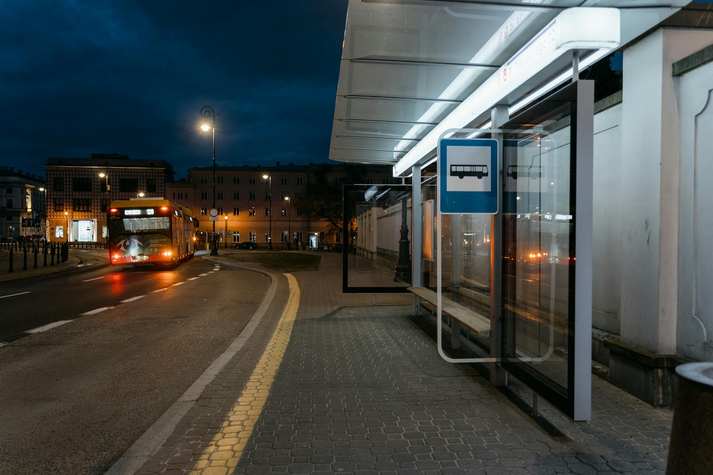 Un arrêt de bus la nuit | Source : Pexels