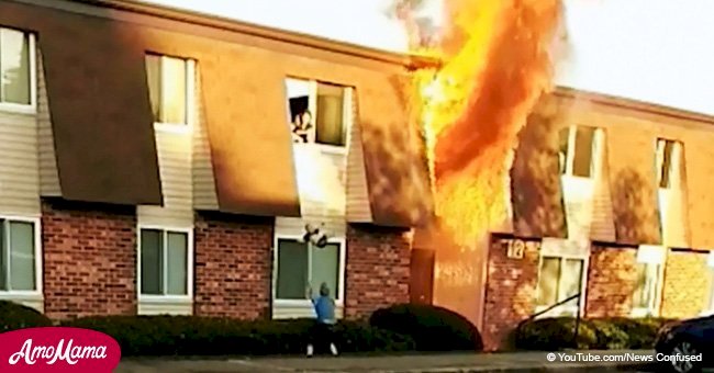 Un homme montre une prise miracle d'un enfant par la fenêtre d'une maison en flammes (vidéo)