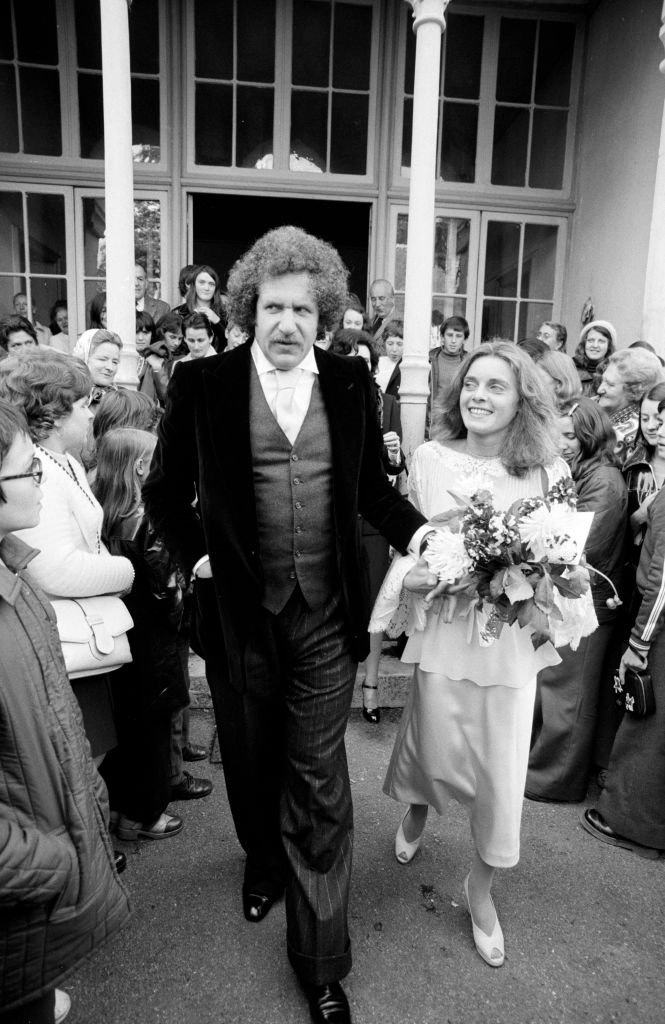 Mariage du chanteur Mort Shuman avec Elisabeth Moreau à Villiers-Saint-Benoît le 28 septembre 1974, France. | Photo : Getty Images