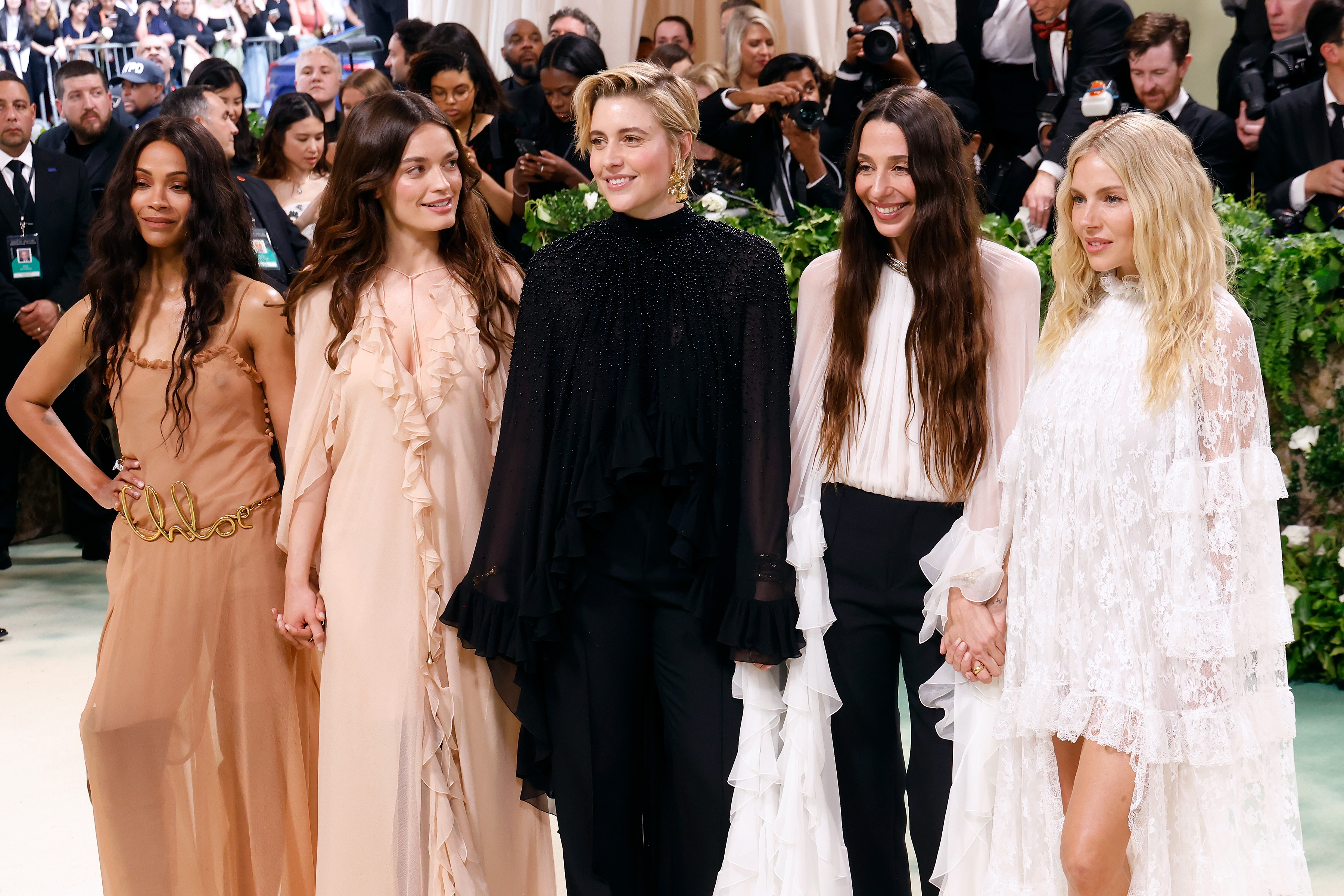 Zoe Saldana, Emma Mackey, Greta Gerwig, Chemena Kamali et Sienna Miller assistent à la soirée de bienfaisance du Costume Institute pour "Sleeping Beauties : Reawakening Fashion" au Metropolitan Museum of Art à New York, le 6 mai 2024. | Source : Getty Images