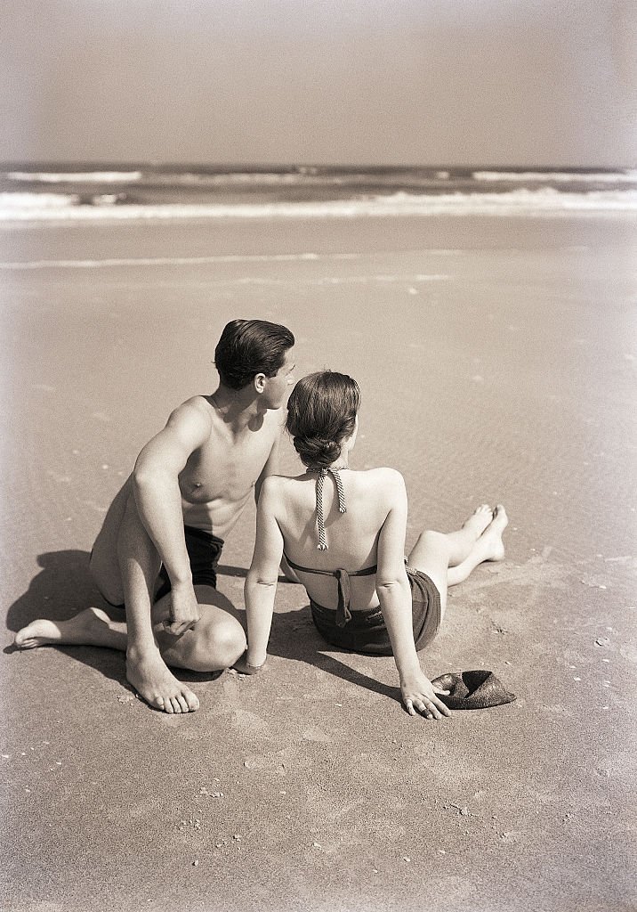 Un couple à la plage | photo : Getty Images