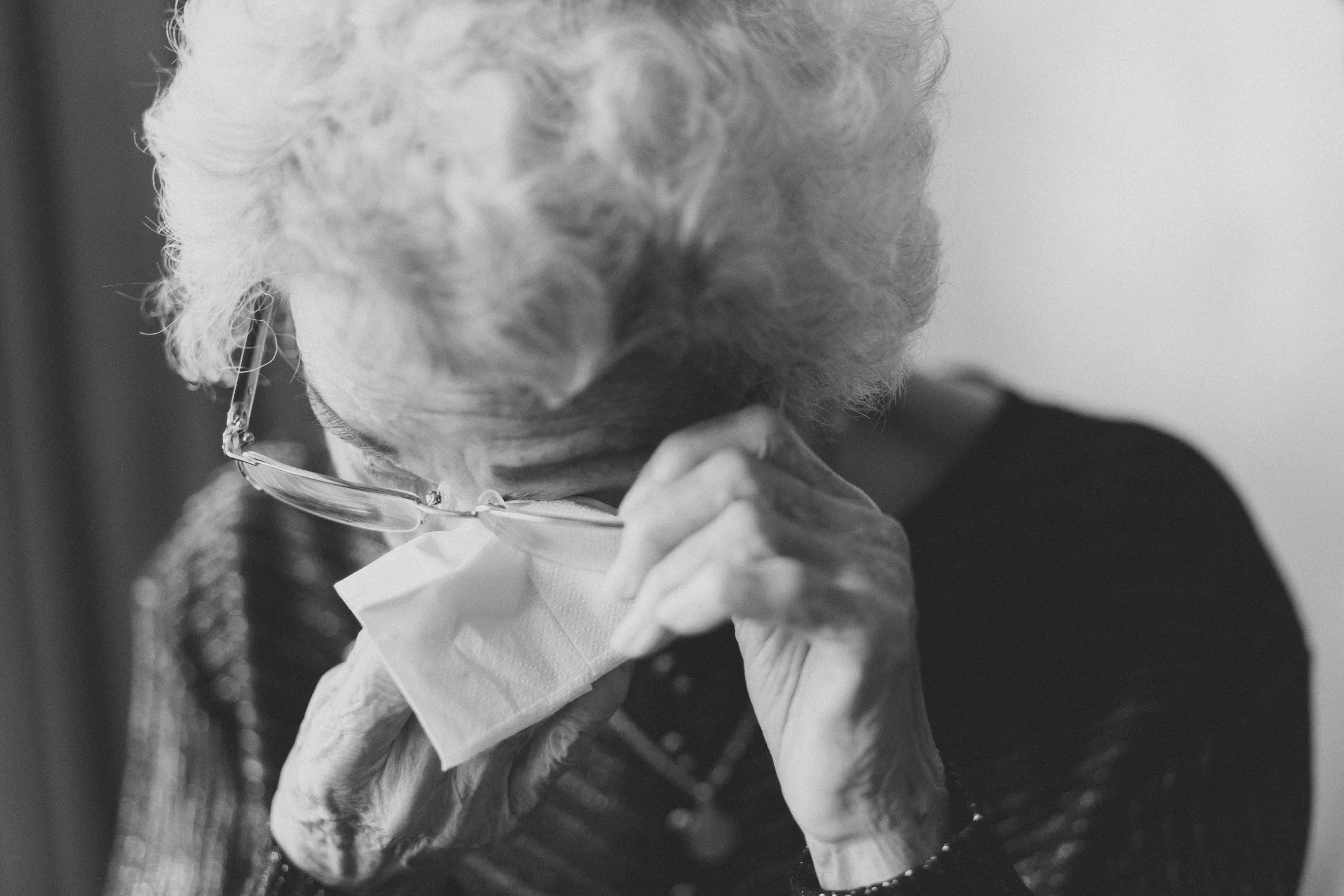 Une vieille femme s'essuyant les yeux | Source : Unsplash