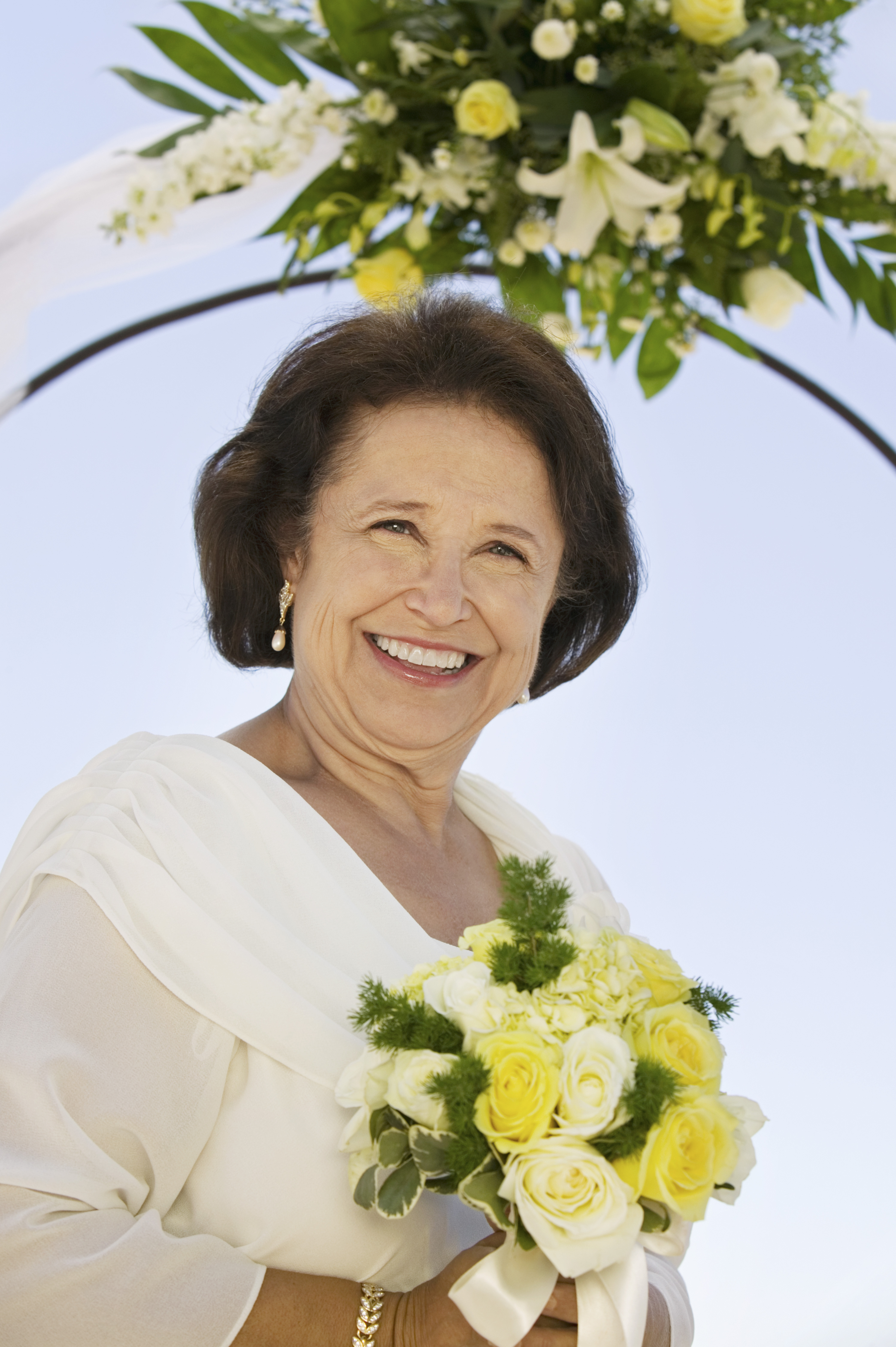 Une femme âgée tenant un bouquet | Source : Shutterstock
