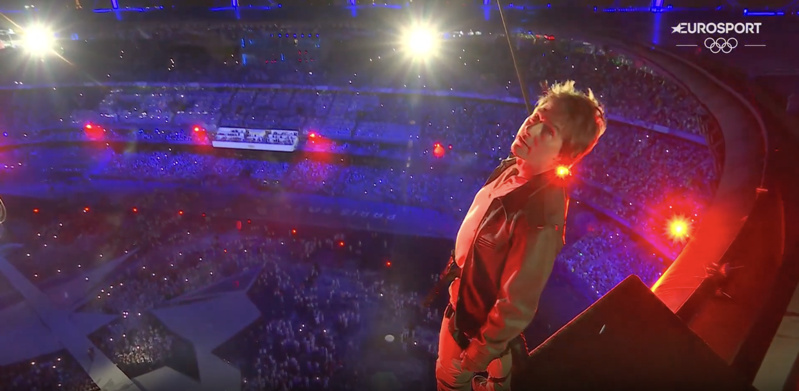 Tom Cruise s'apprêtant à sauter du toit du stade lors de la cérémonie de clôture des Jeux olympiques de Paris, affichée le 12 août 2024 | Source : YouTube/Eurosport