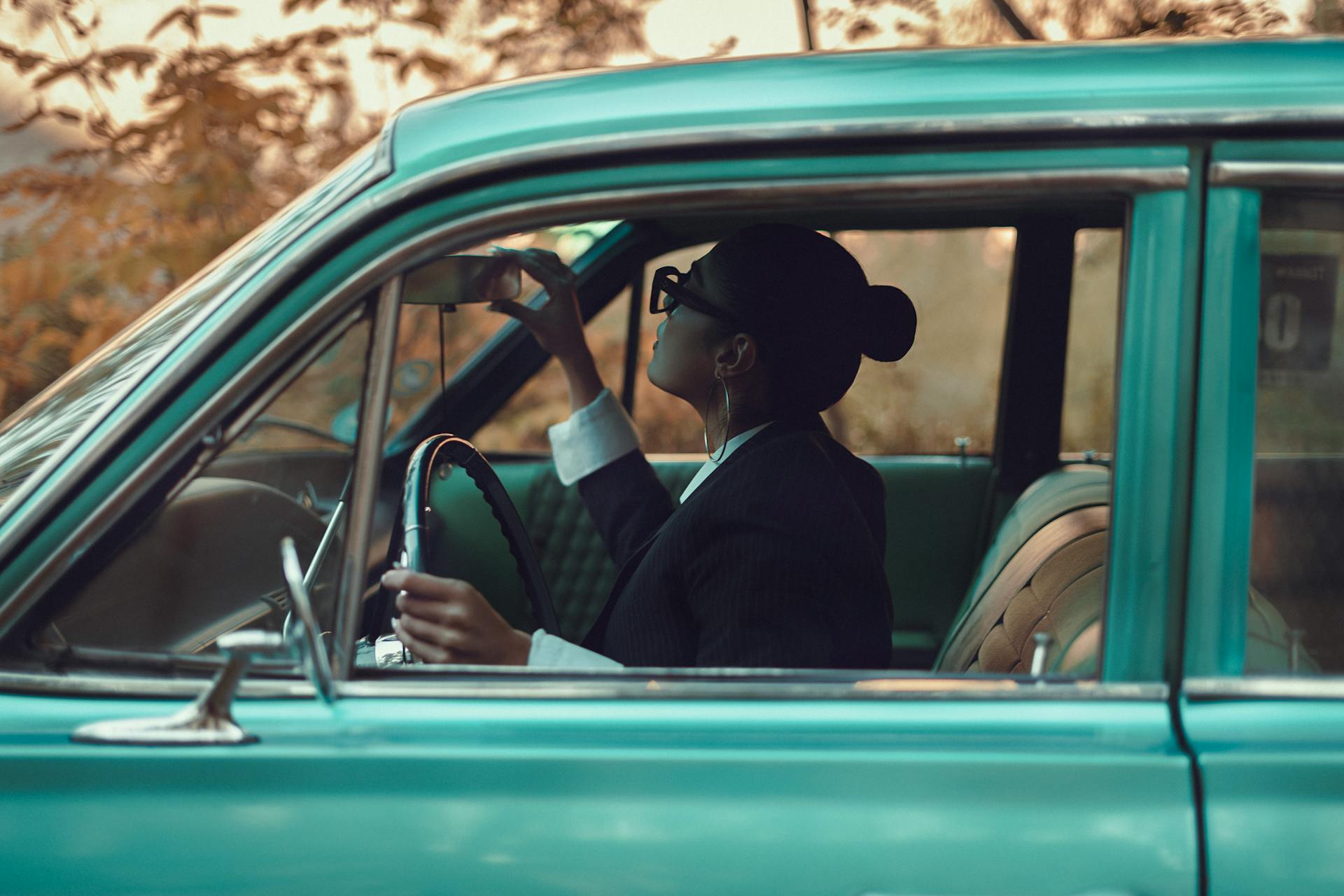 Une femme au volant d'une voiture classique | Source : Pexels