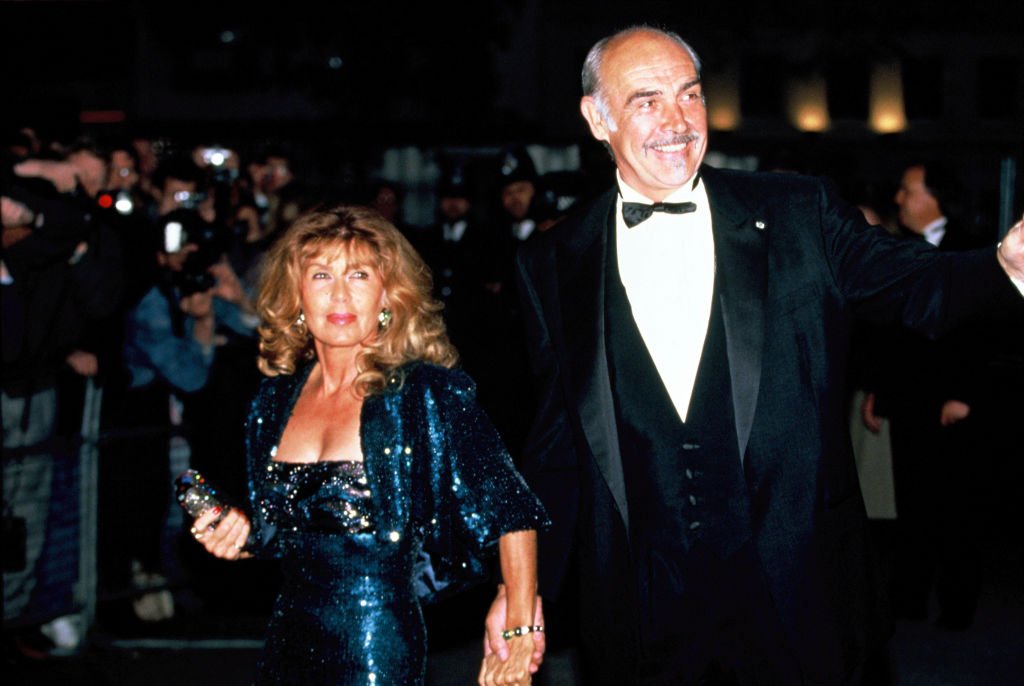 L'acteur Sean Connery avec sa femme Micheline Roquebrune au cinéma Odeon le 18 avril 1990 à Londres en Angleterre | Source : Getty Images
