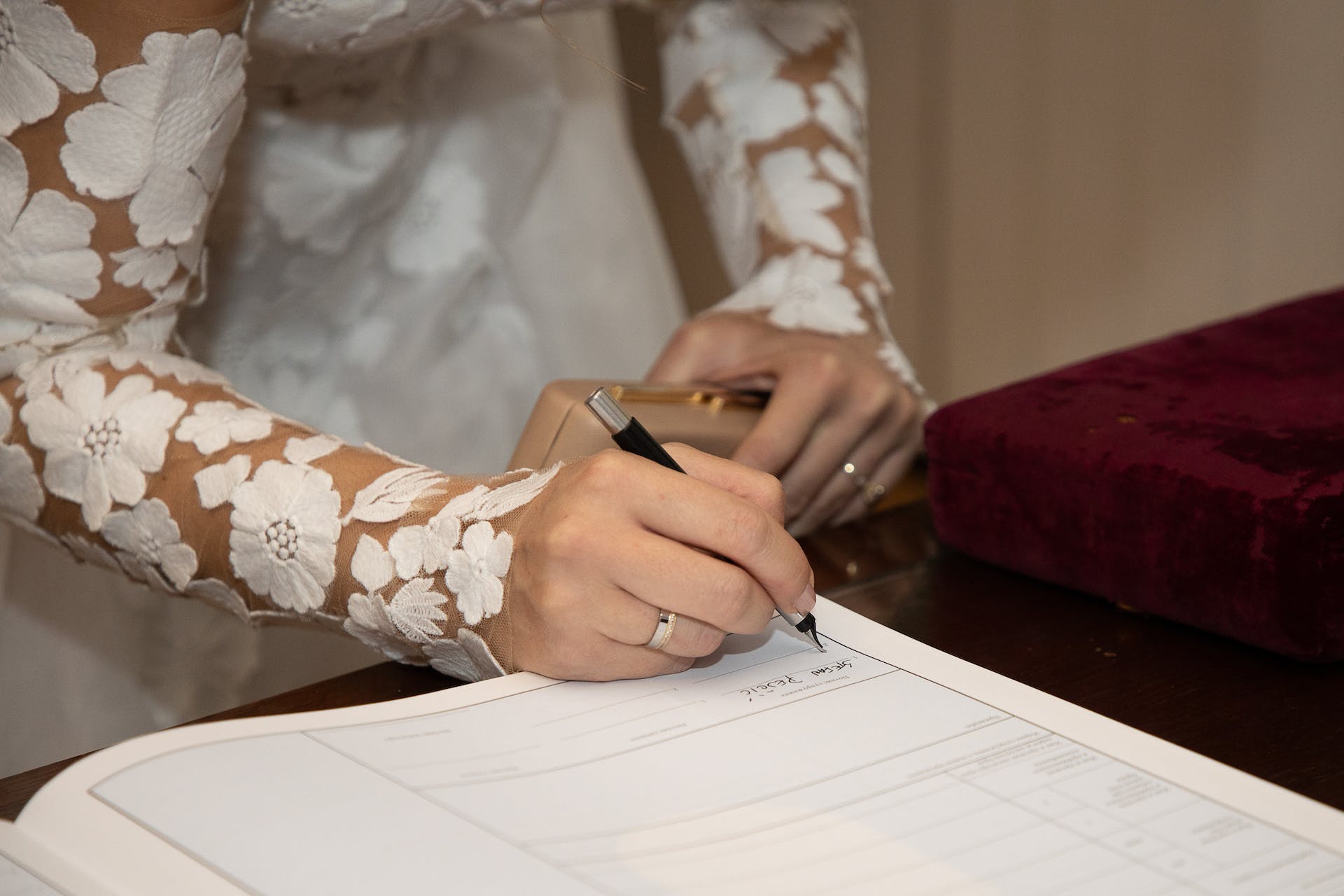 Une mariée signant un document | Source : Pexels