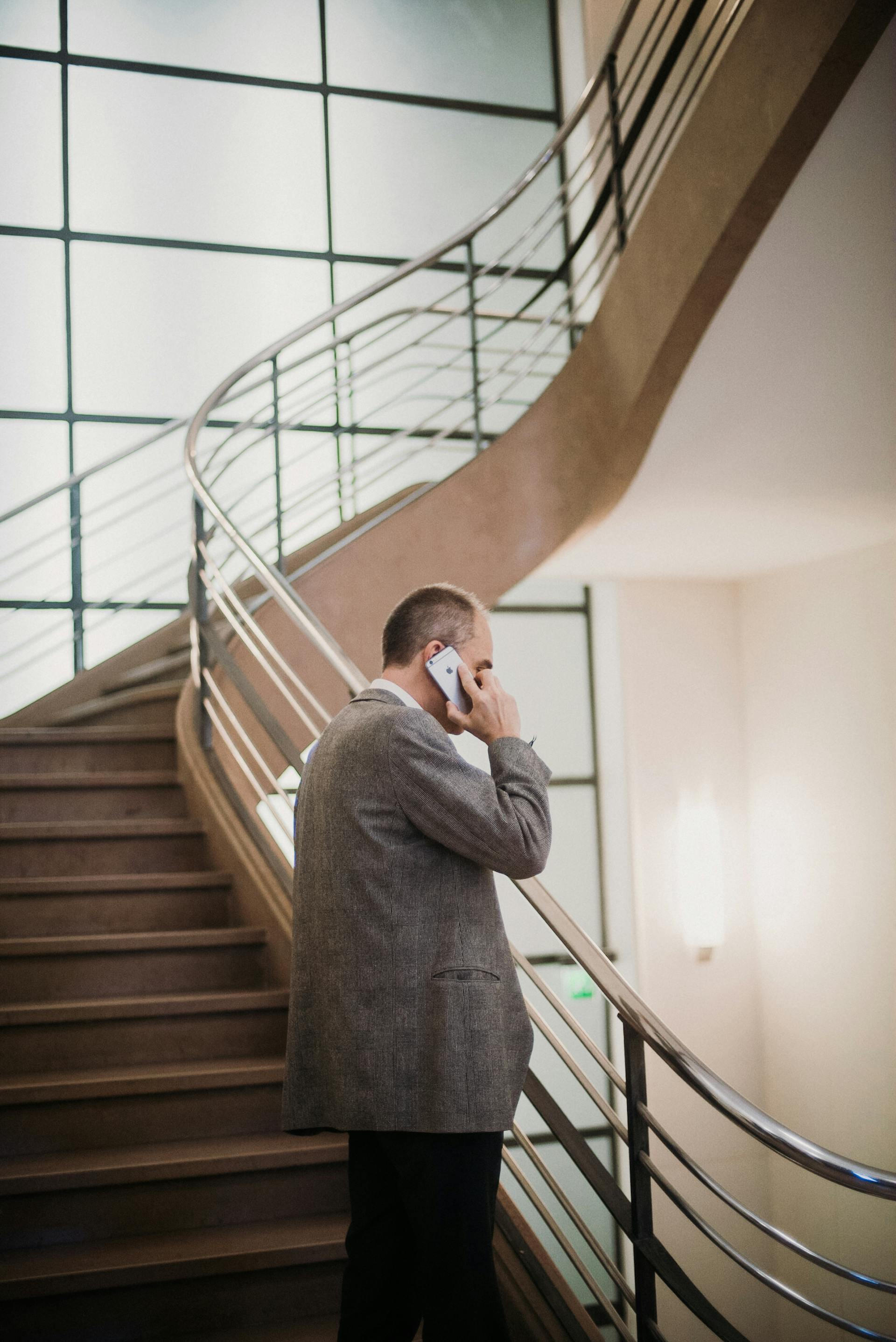 Un homme qui parle au téléphone | Source : Pexels